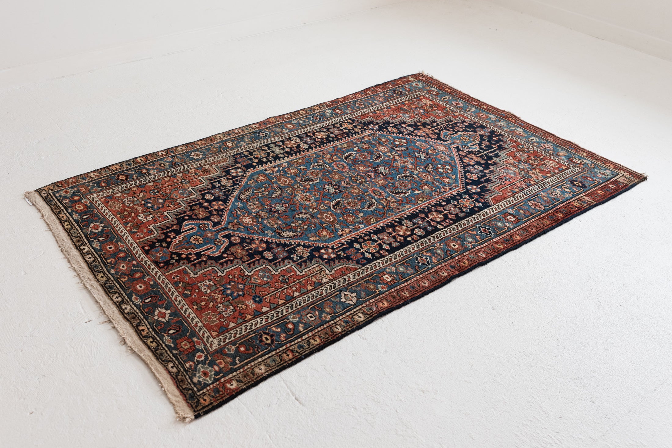 4'0 x 6'5 | Medium Antique Mahal | Designers CE-W-2864