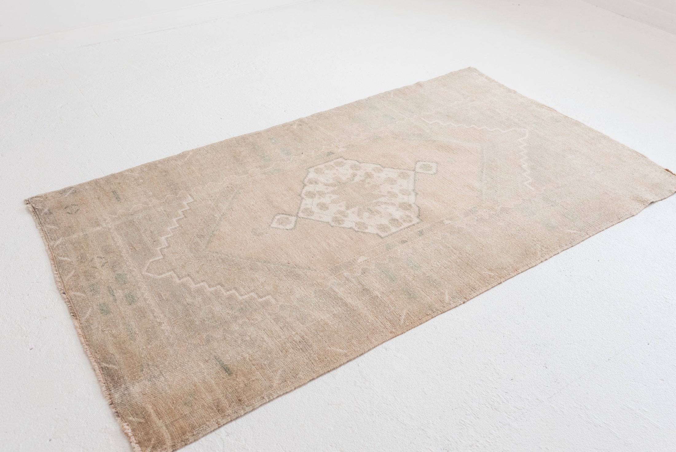 4'0 x 6'10 | Nuetral Medium Soft Oushak | CE-W-2863