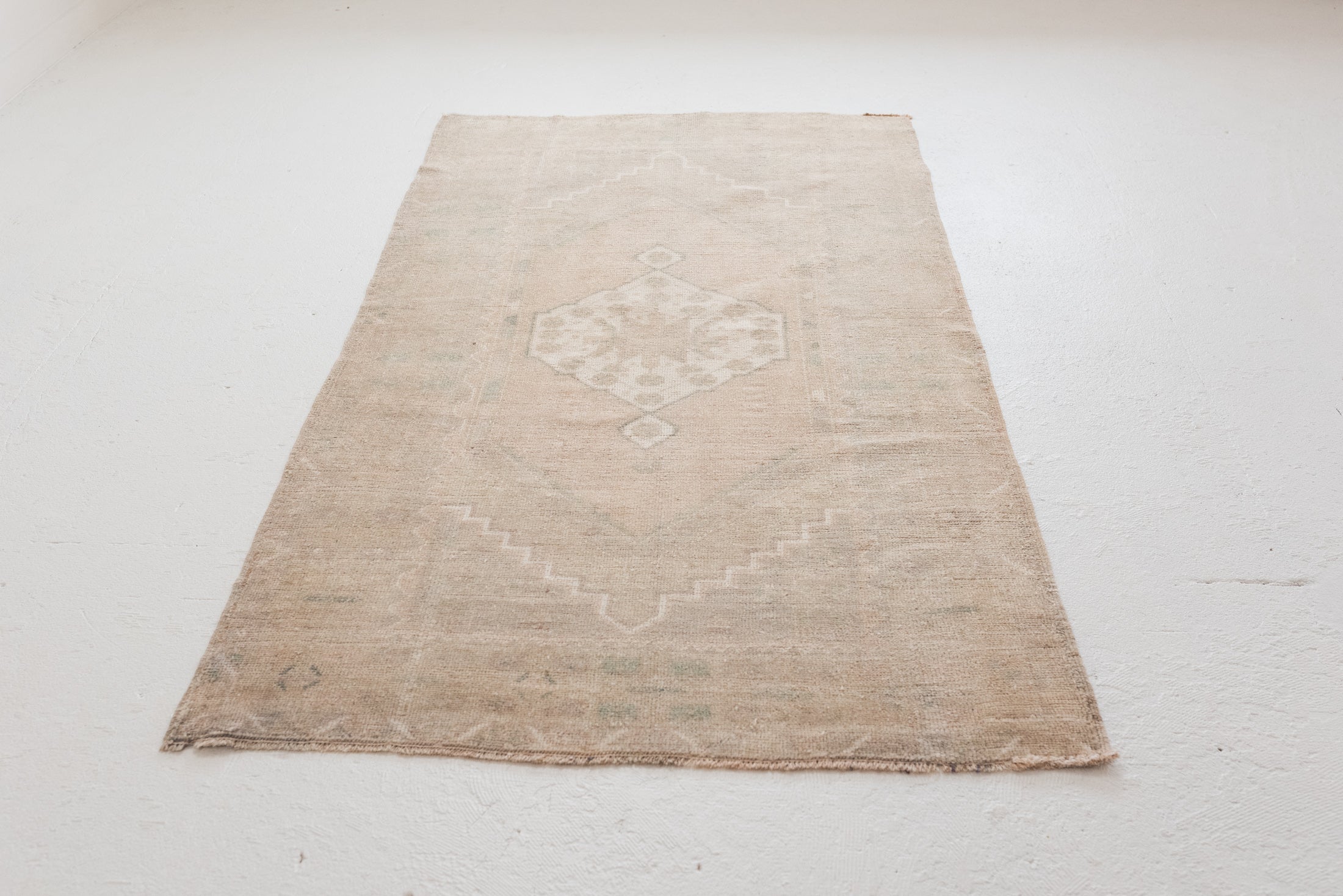 4'0 x 6'10 | Nuetral Medium Soft Oushak | CE-W-2863