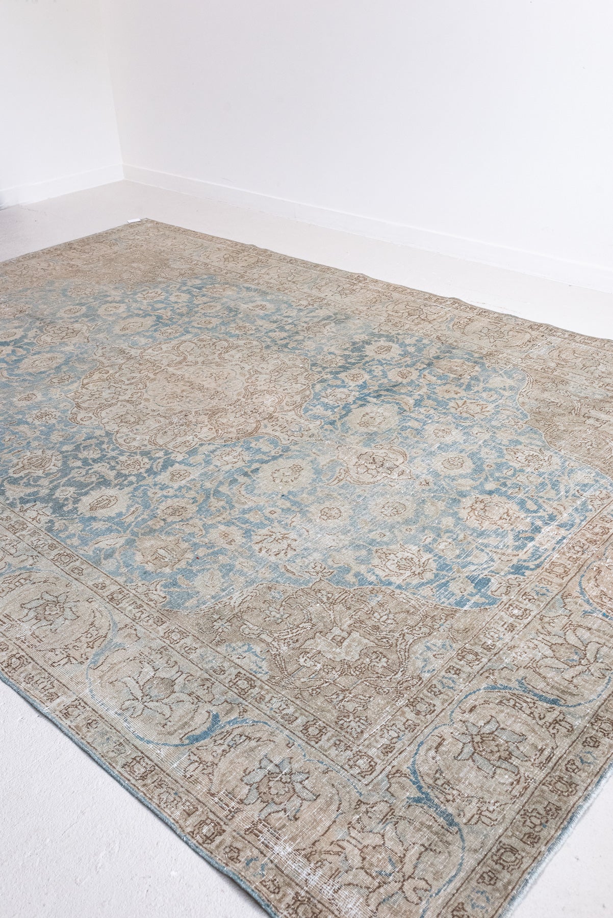 7'9 x 11'5 | Large Blue & Camel Tabriz | D-2641