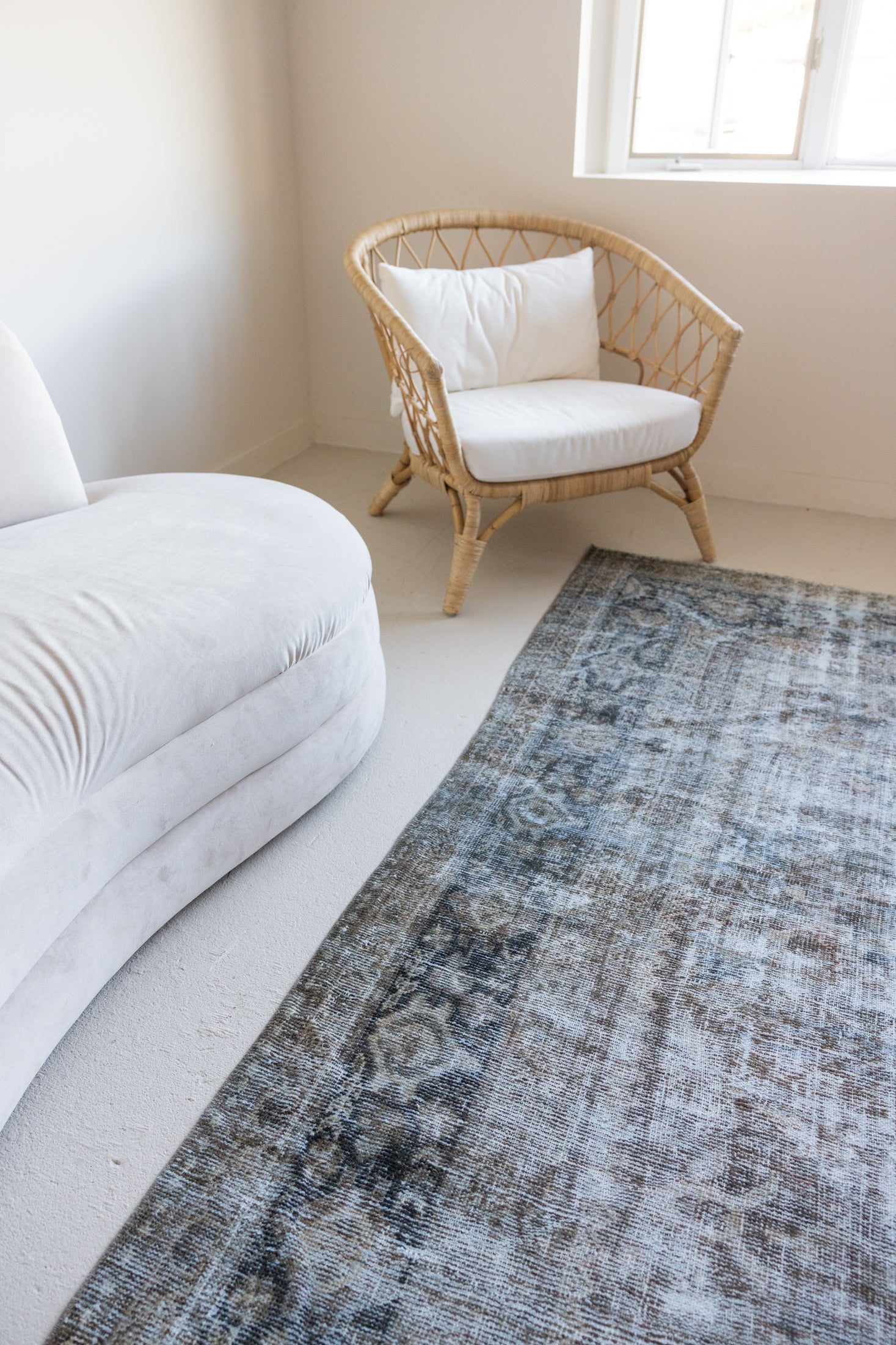 8'6 x 12'0 | Blue Distressed Antique Mahal | Designers M-481