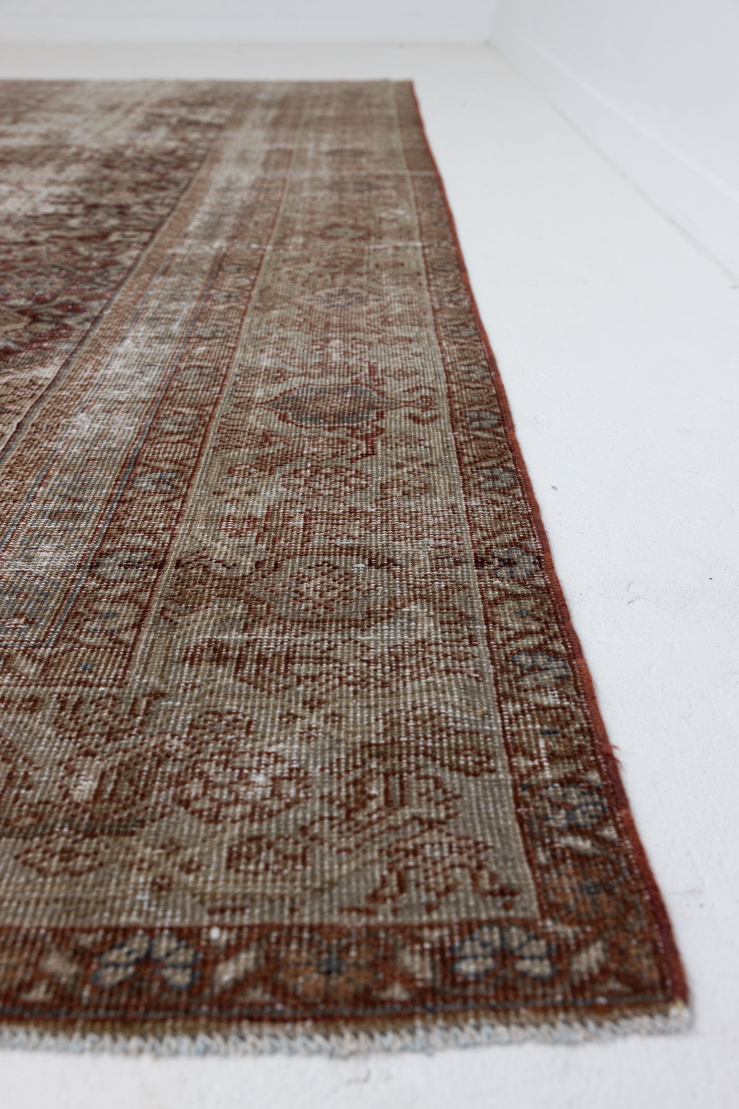 8&#39;5 x 10&#39;1 | Antique Distressed Mahal | Designers L-1882