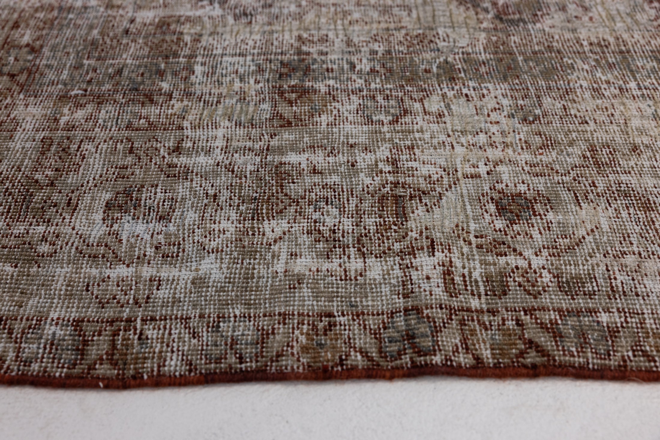 8&#39;5 x 10&#39;1 | Antique Distressed Mahal | Designers L-1882