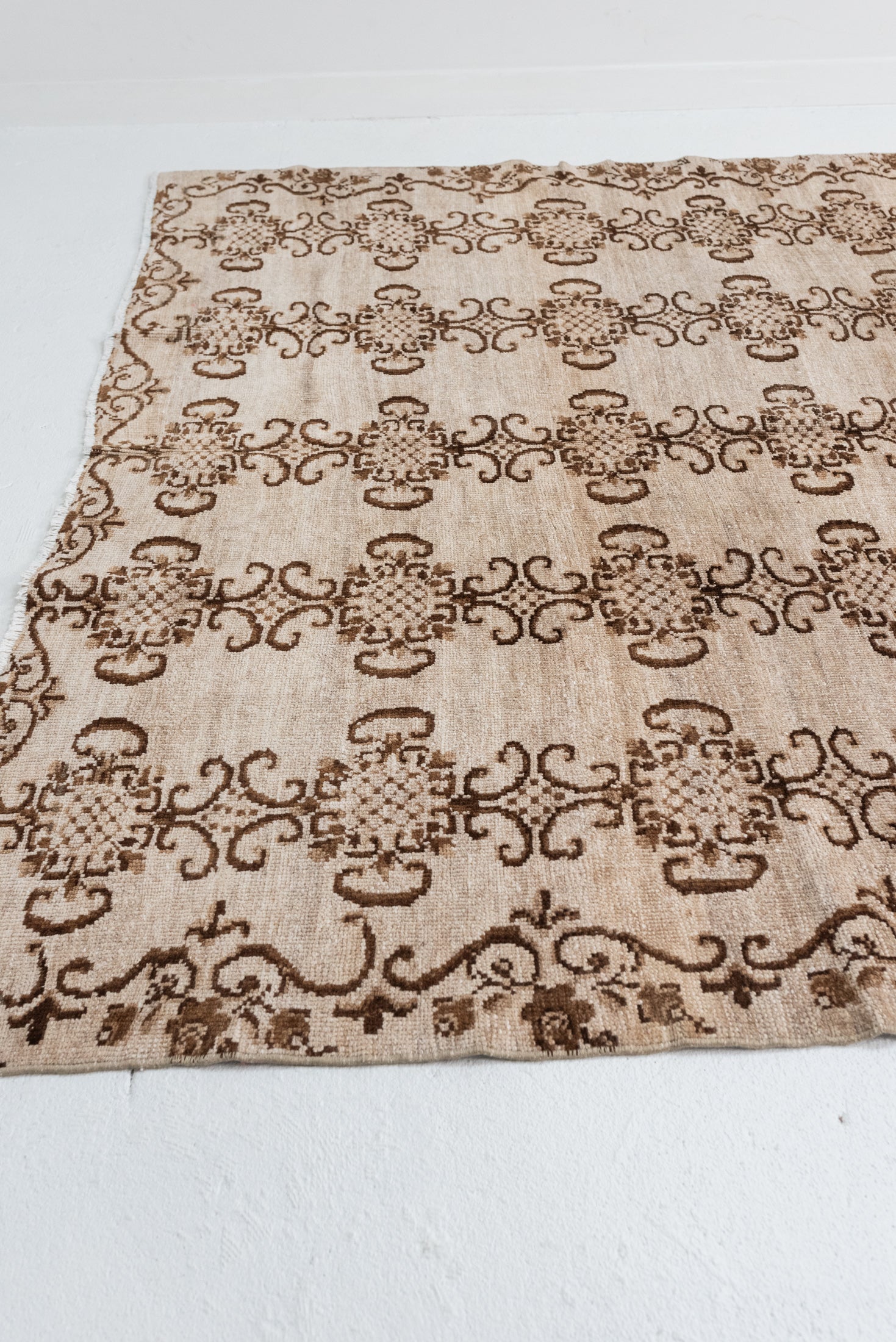 6&#39;7 x 8&#39;7 | Neutral Wool Vintage Rug | CE-C-2891