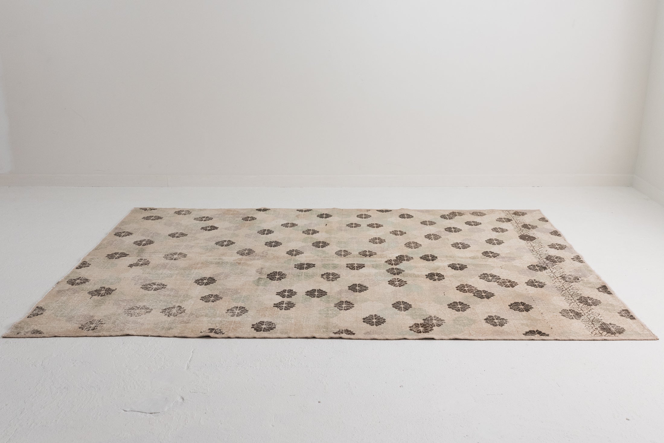 6&#39;5 x 9&#39;5 | Large Floral Vintage Rug | CE-C-2889