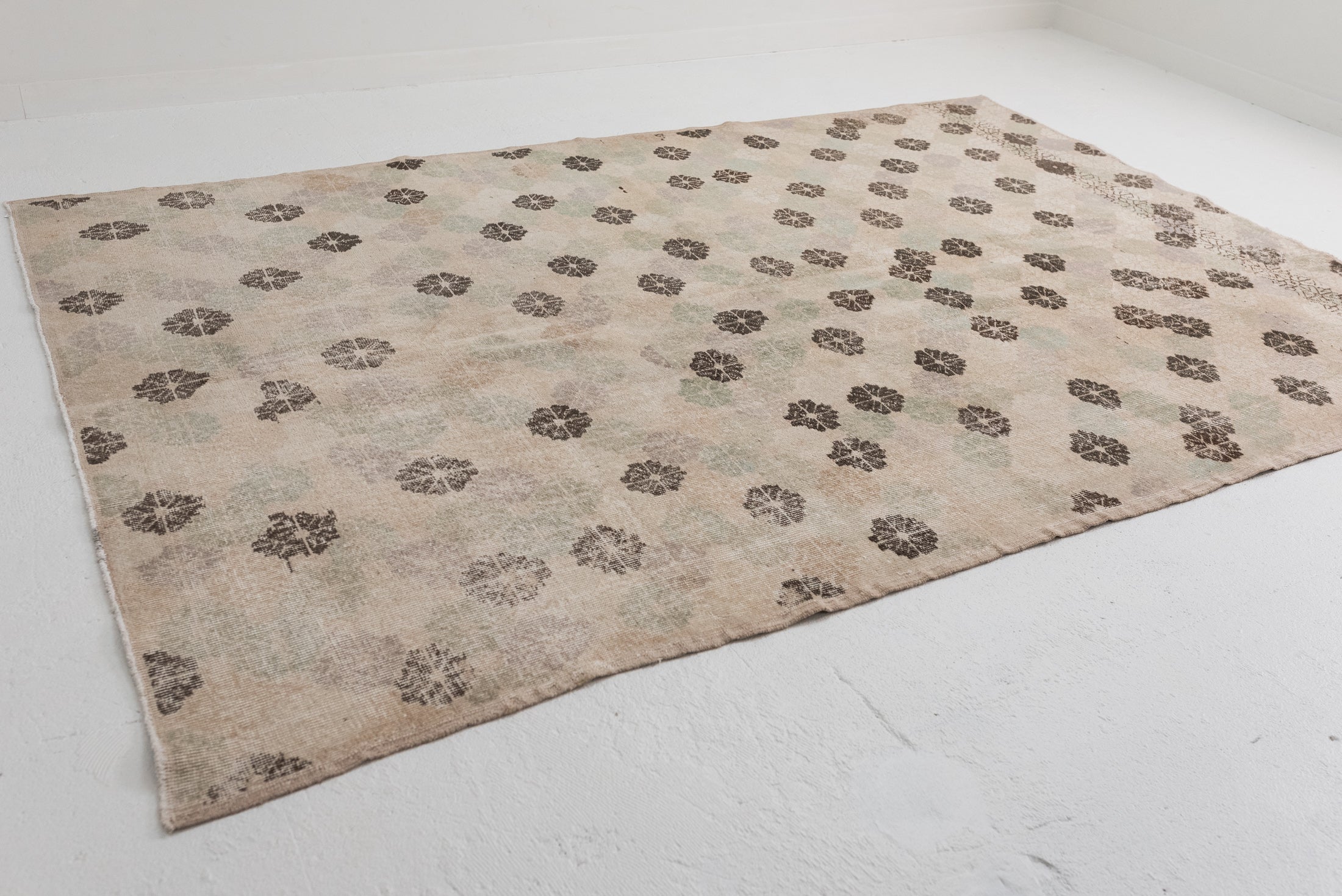 6&#39;5 x 9&#39;5 | Large Floral Vintage Rug | CE-C-2889