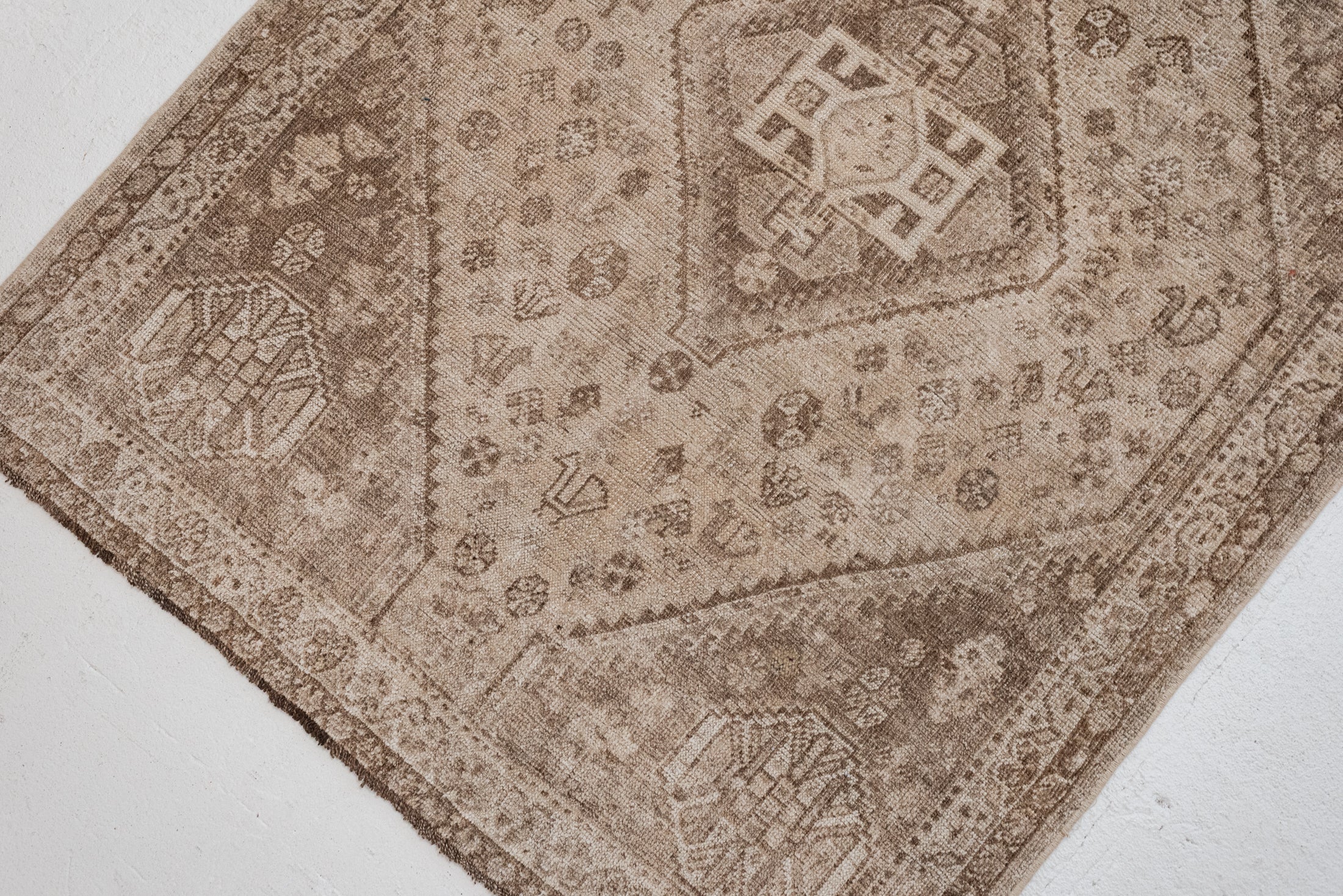 RESERVED | SW | 3&#39;10 x 5&#39;0 | Small Neutral Shiraz Rug | CE-W-3474