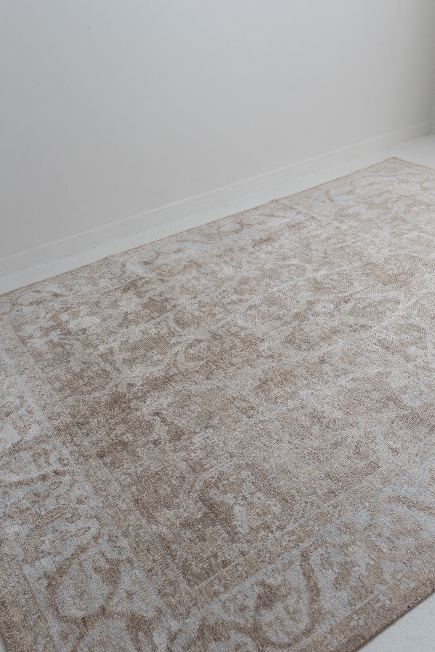 7&#39;5 x 10&#39;1 | Modern Large Neutral Rug | L-2877