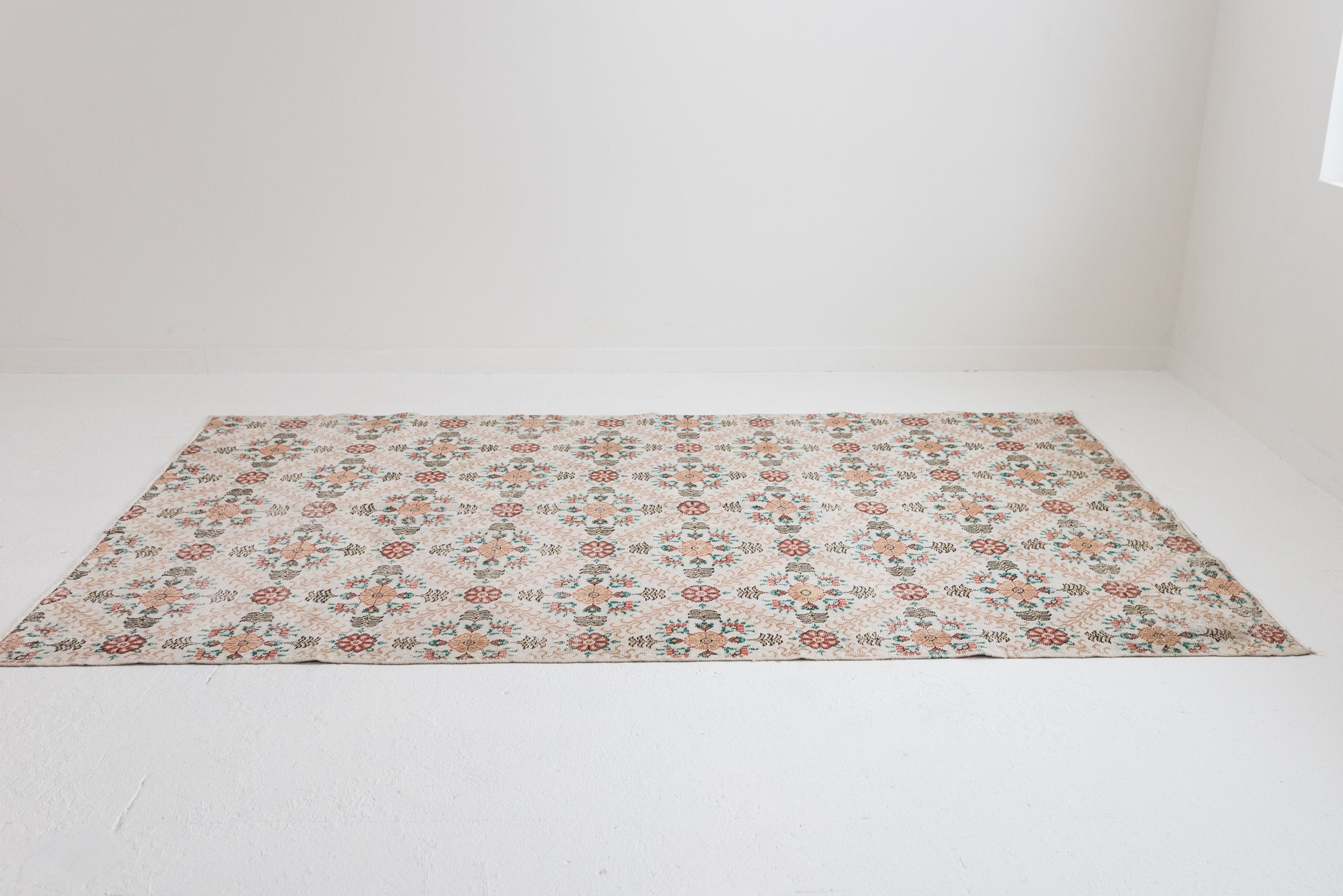 5&#39;7 x 9&#39;7 | Vintage Floral Rug | B-2811