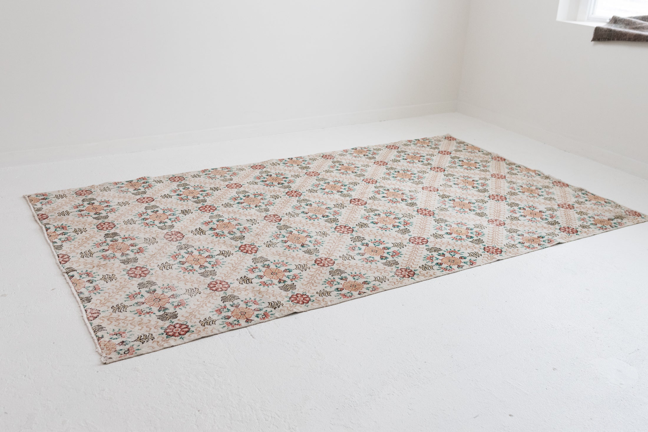 5&#39;7 x 9&#39;7 | Vintage Floral Rug | B-2811