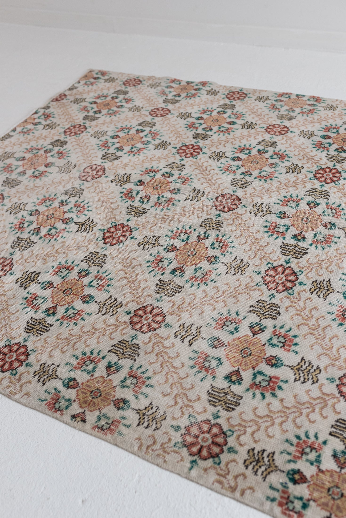 5&#39;7 x 9&#39;7 | Vintage Floral Rug | B-2811