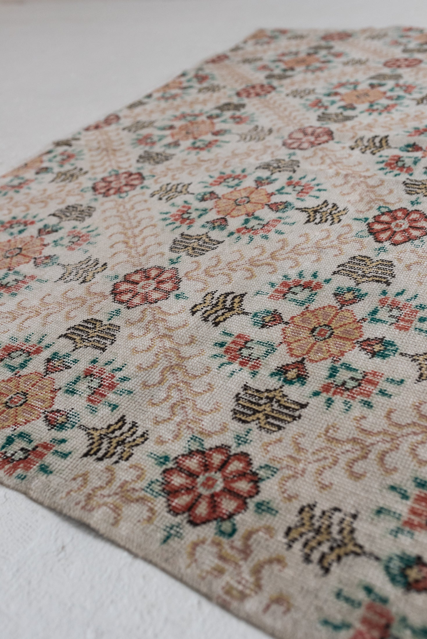 5&#39;7 x 9&#39;7 | Vintage Floral Rug | B-2811