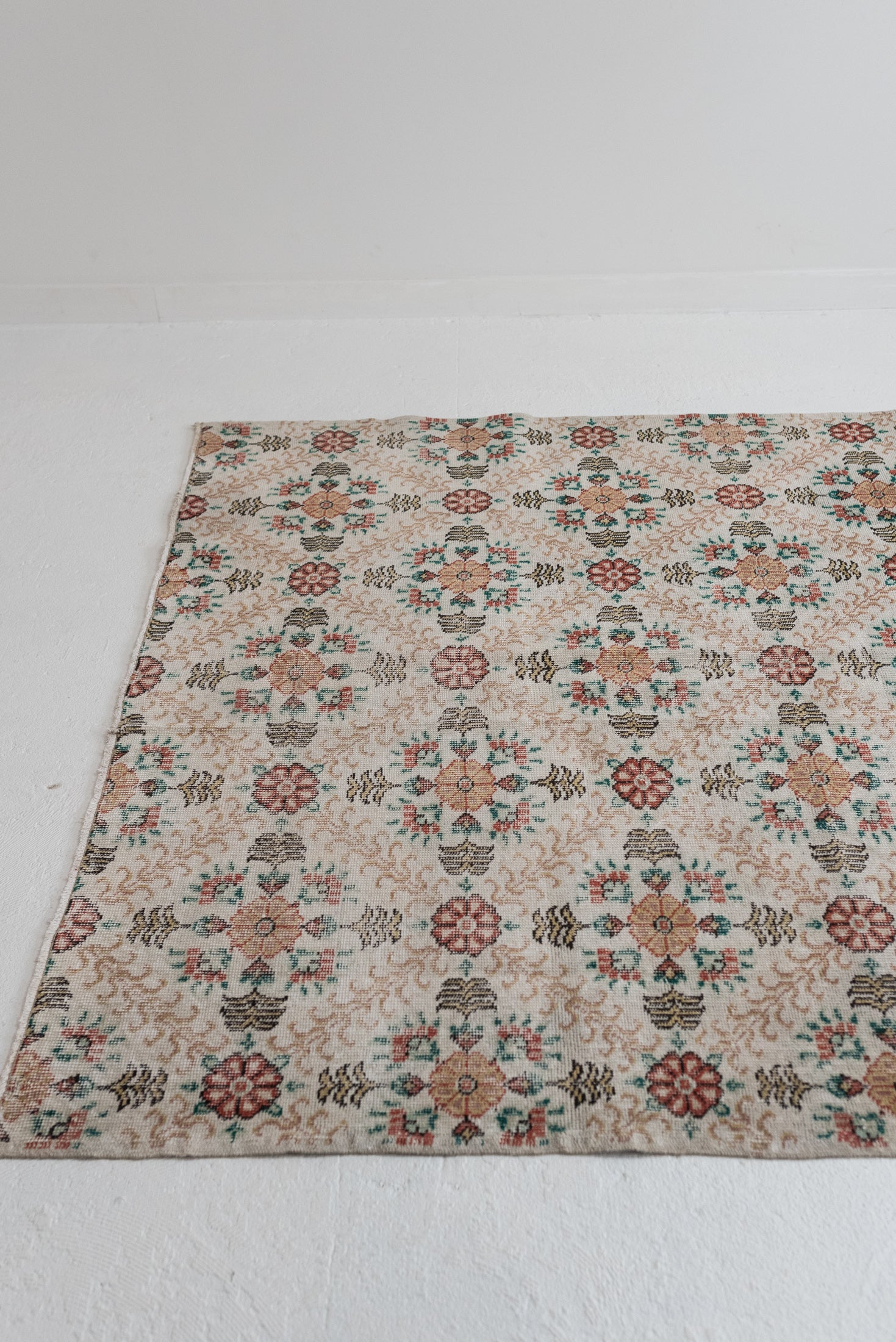 5&#39;7 x 9&#39;7 | Vintage Floral Rug | B-2811