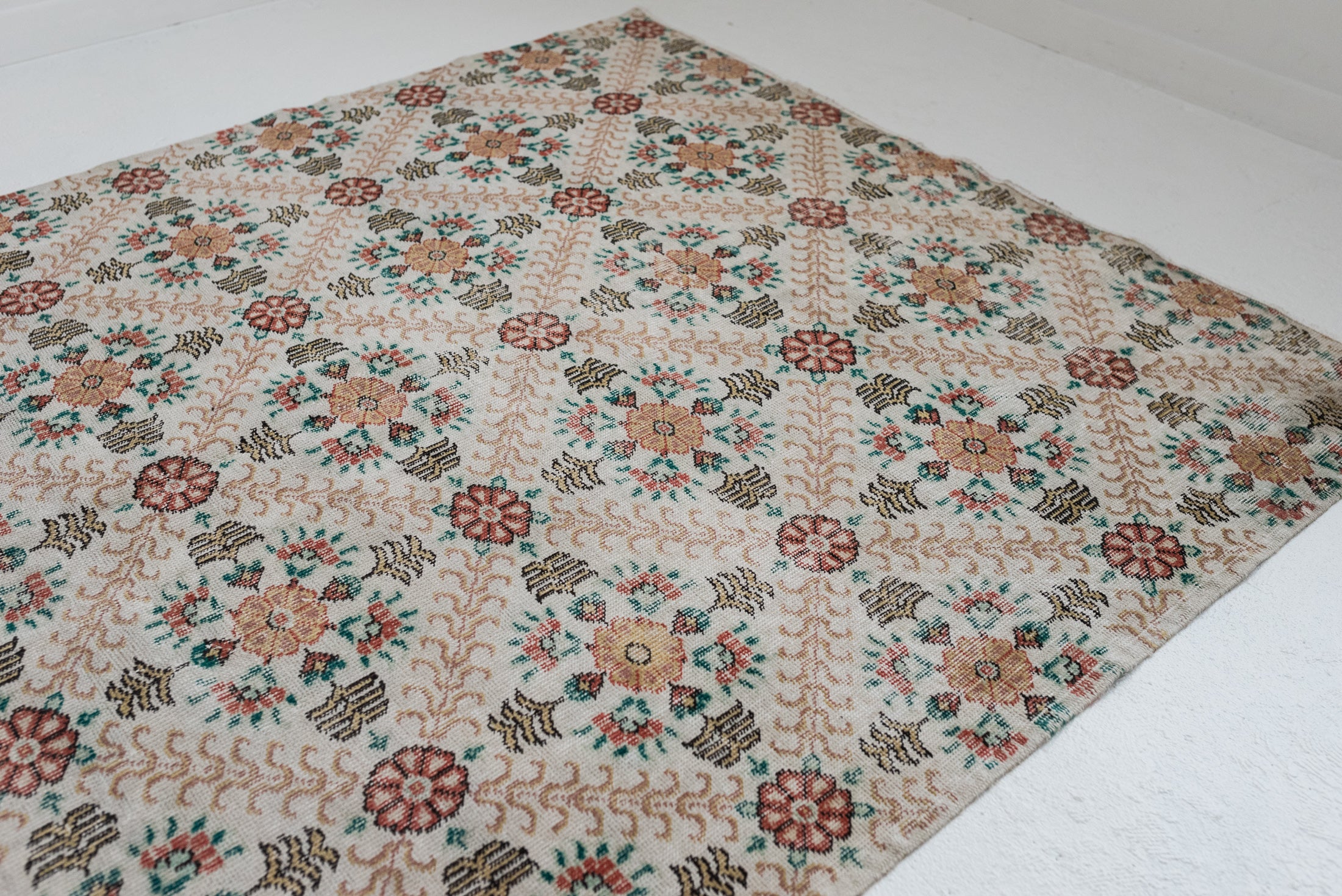 5&#39;7 x 9&#39;7 | Vintage Floral Rug | B-2811