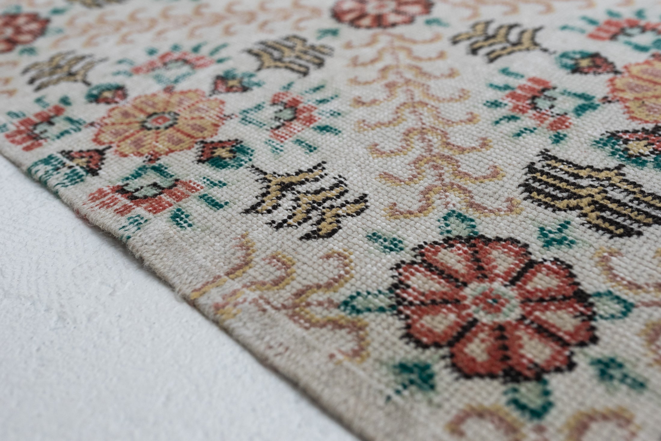 5&#39;7 x 9&#39;7 | Vintage Floral Rug | B-2811