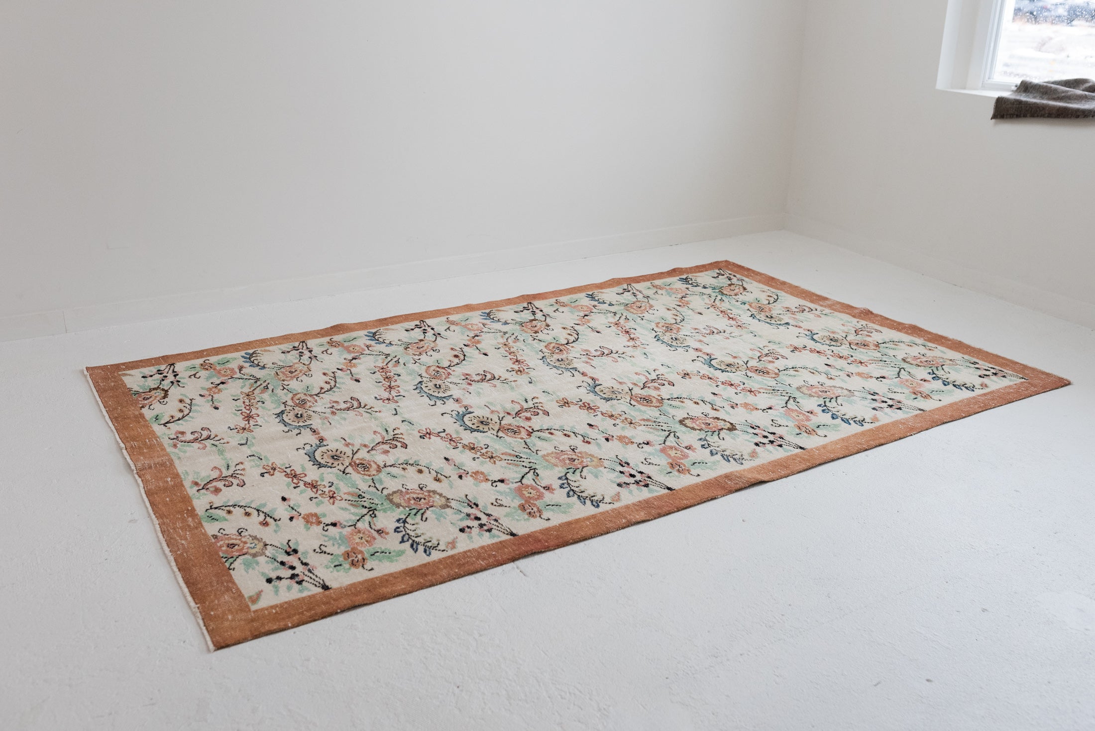 6&#39;0 x 9&#39;8 | Large Floral Vintage Rug | C-2807