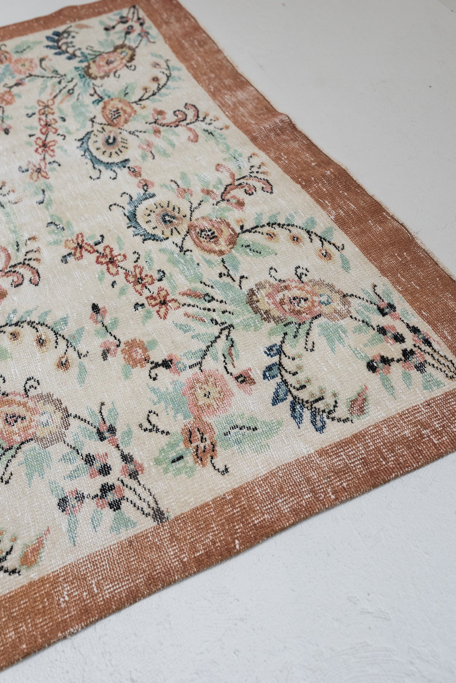 6&#39;0 x 9&#39;8 | Large Floral Vintage Rug | C-2807