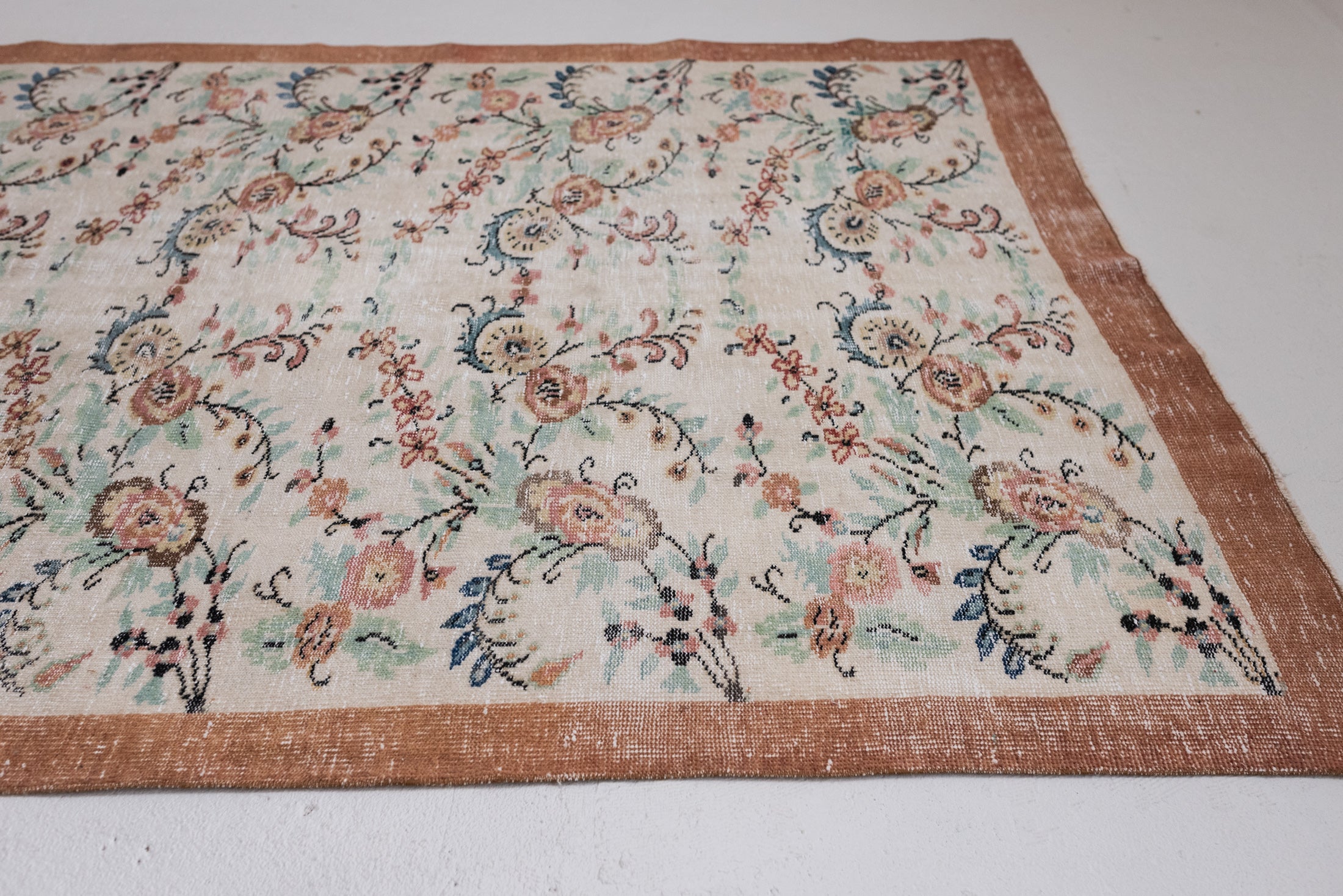 6&#39;0 x 9&#39;8 | Large Floral Vintage Rug | C-2807