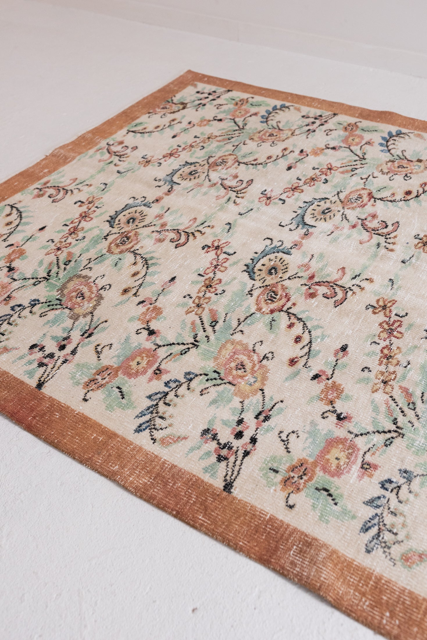 6&#39;0 x 9&#39;8 | Large Floral Vintage Rug | C-2807