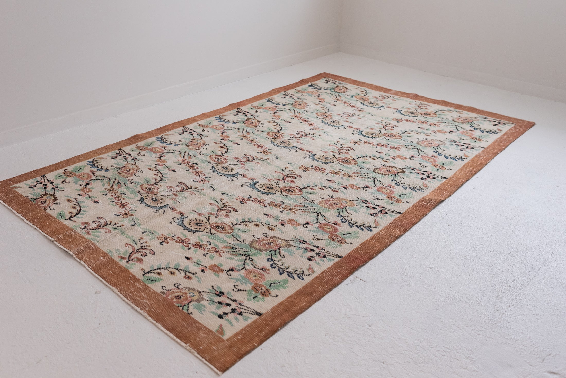 6&#39;0 x 9&#39;8 | Large Floral Vintage Rug | C-2807