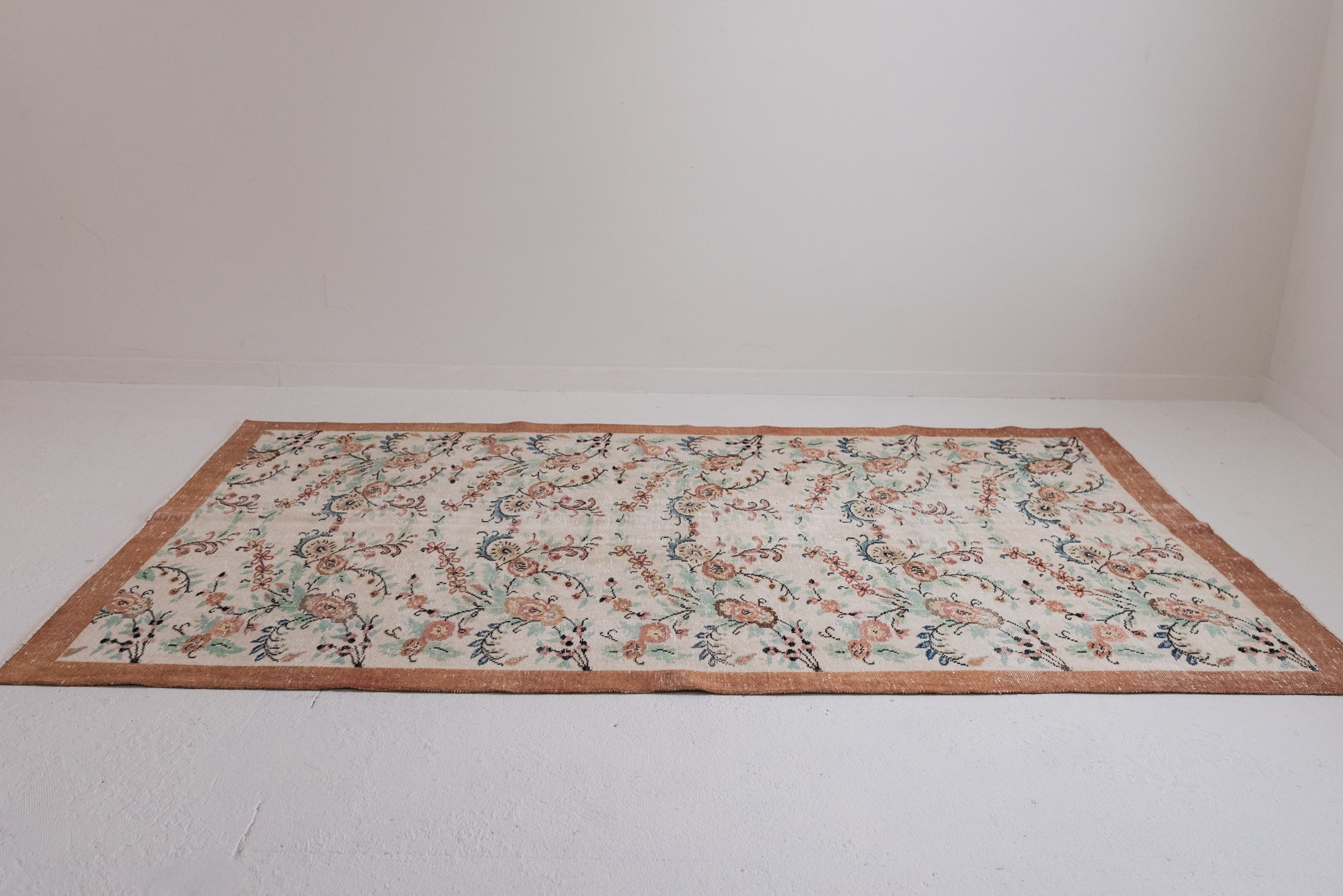 6&#39;0 x 9&#39;8 | Large Floral Vintage Rug | C-2807