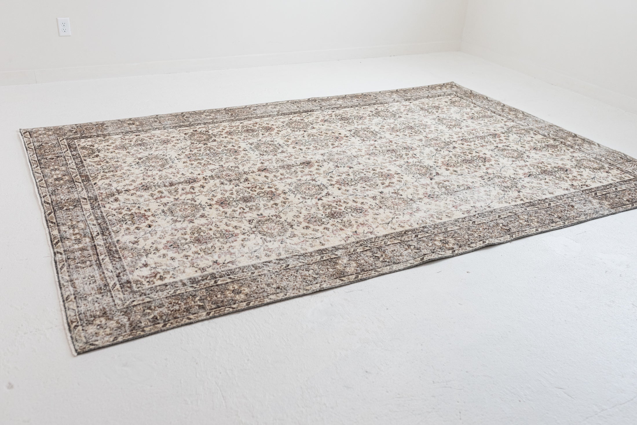 6&#39;8 x 9&#39;11 | Oatmeal Vintage Rug | V-2799