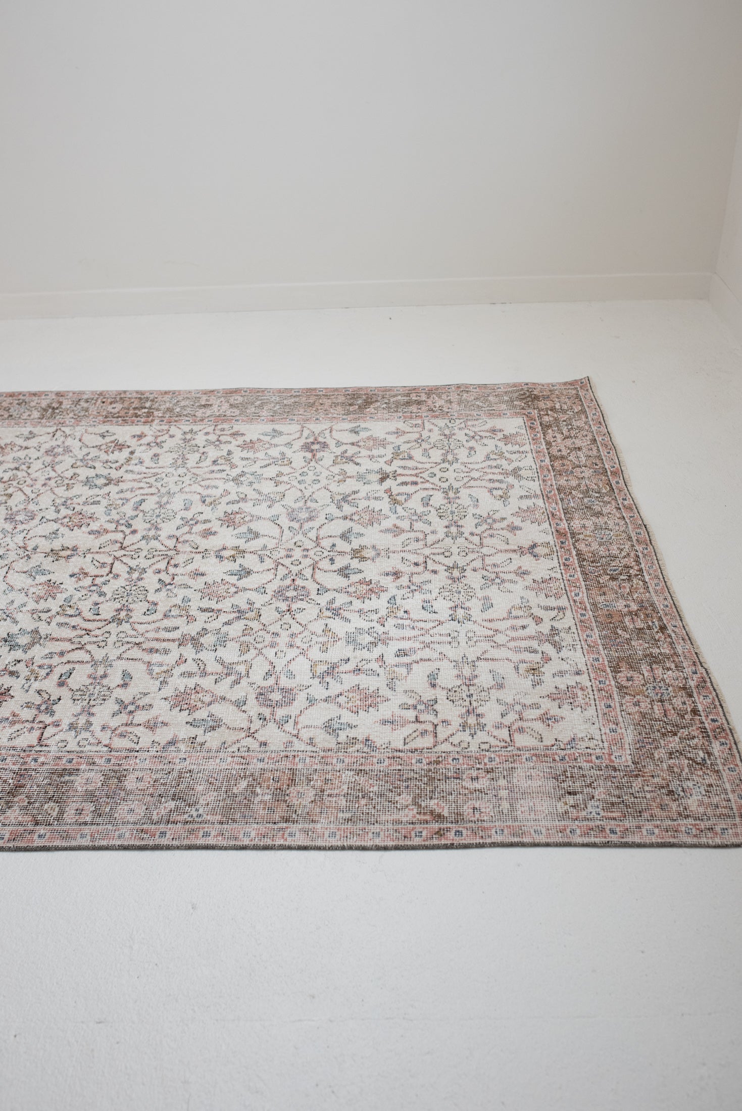 6&#39;0 x 9&#39;5 | Vintage Oushak Rug | V-2800