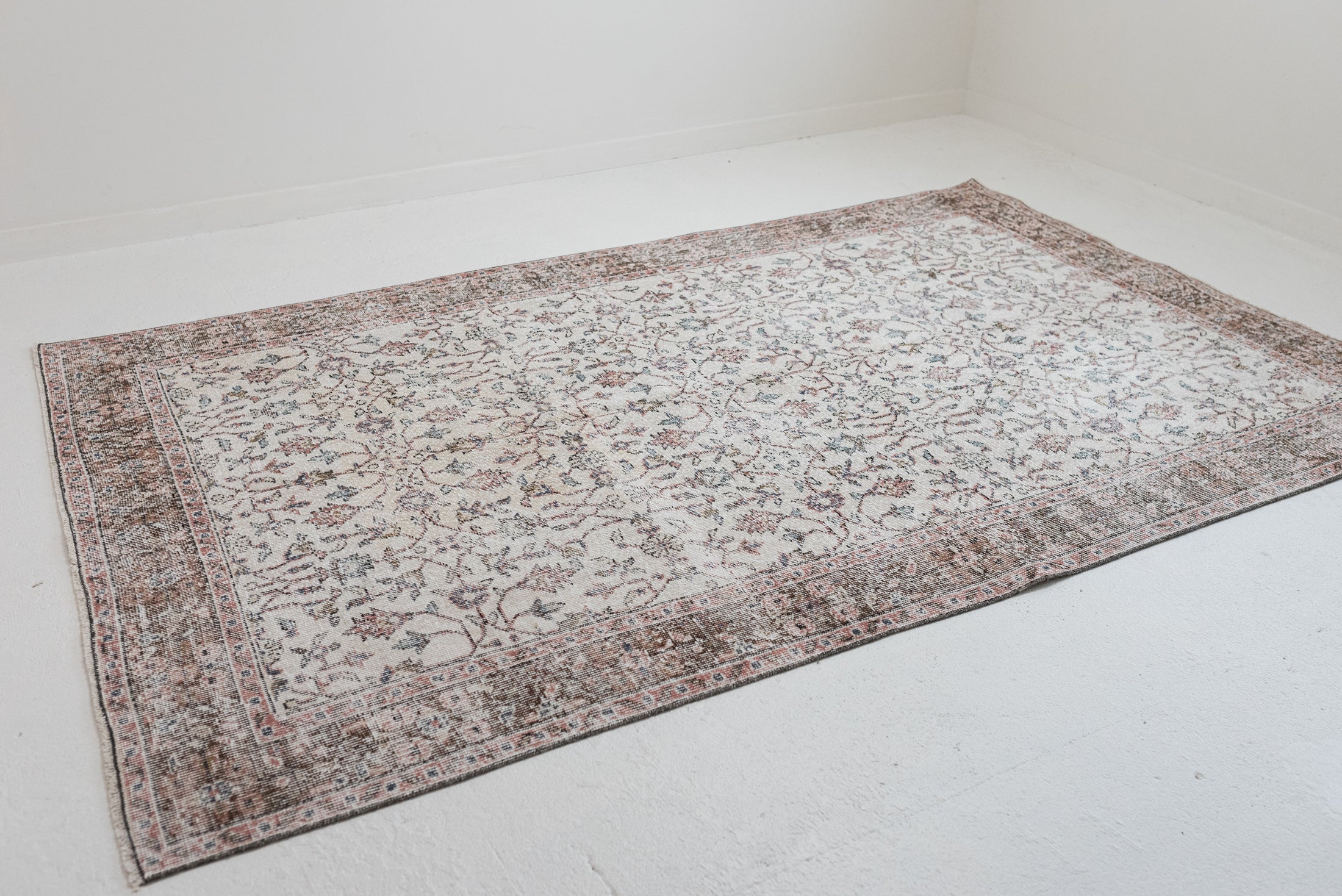 6&#39;0 x 9&#39;5 | Vintage Oushak Rug | V-2800