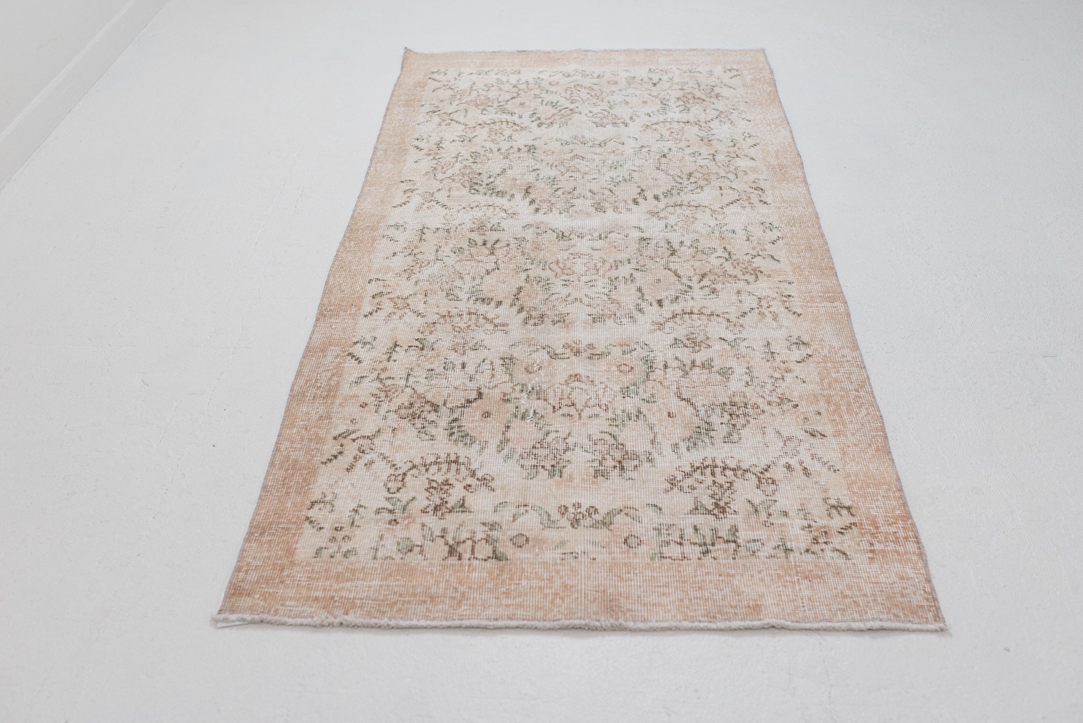 3&#39;5 x 6&#39;8 | Medium Floral Rug | N-2957