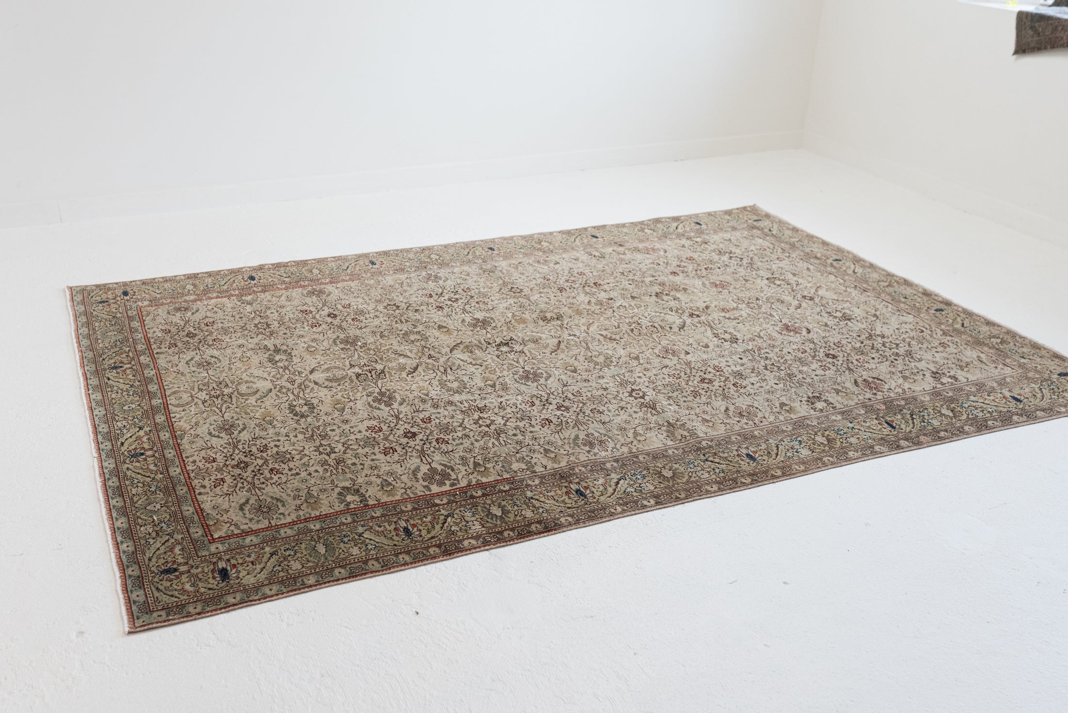 6&#39;4 x 9&#39;3 | Sage Green Large Vintage Rug | C-2943