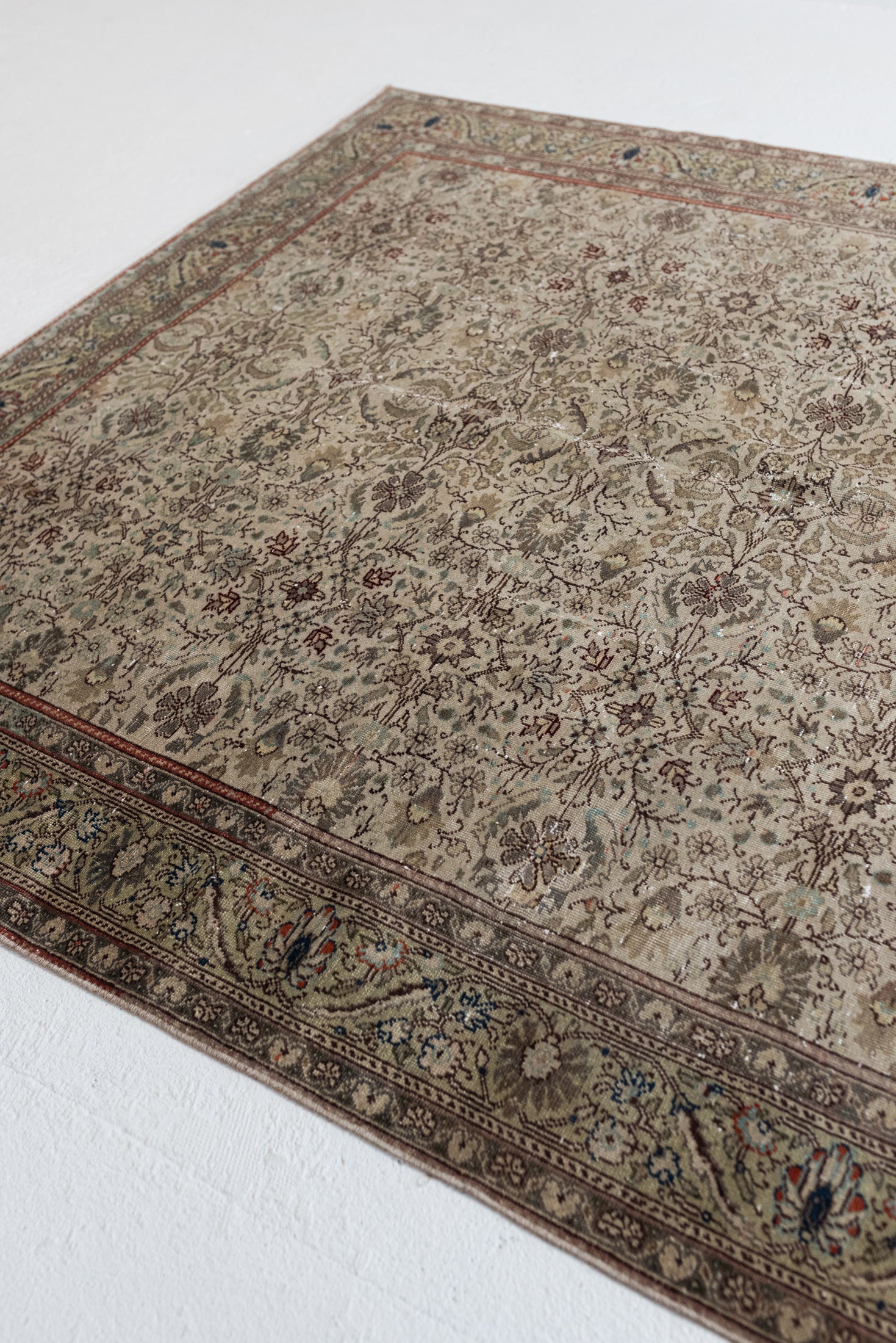 6&#39;4 x 9&#39;3 | Sage Green Large Vintage Rug | C-2943