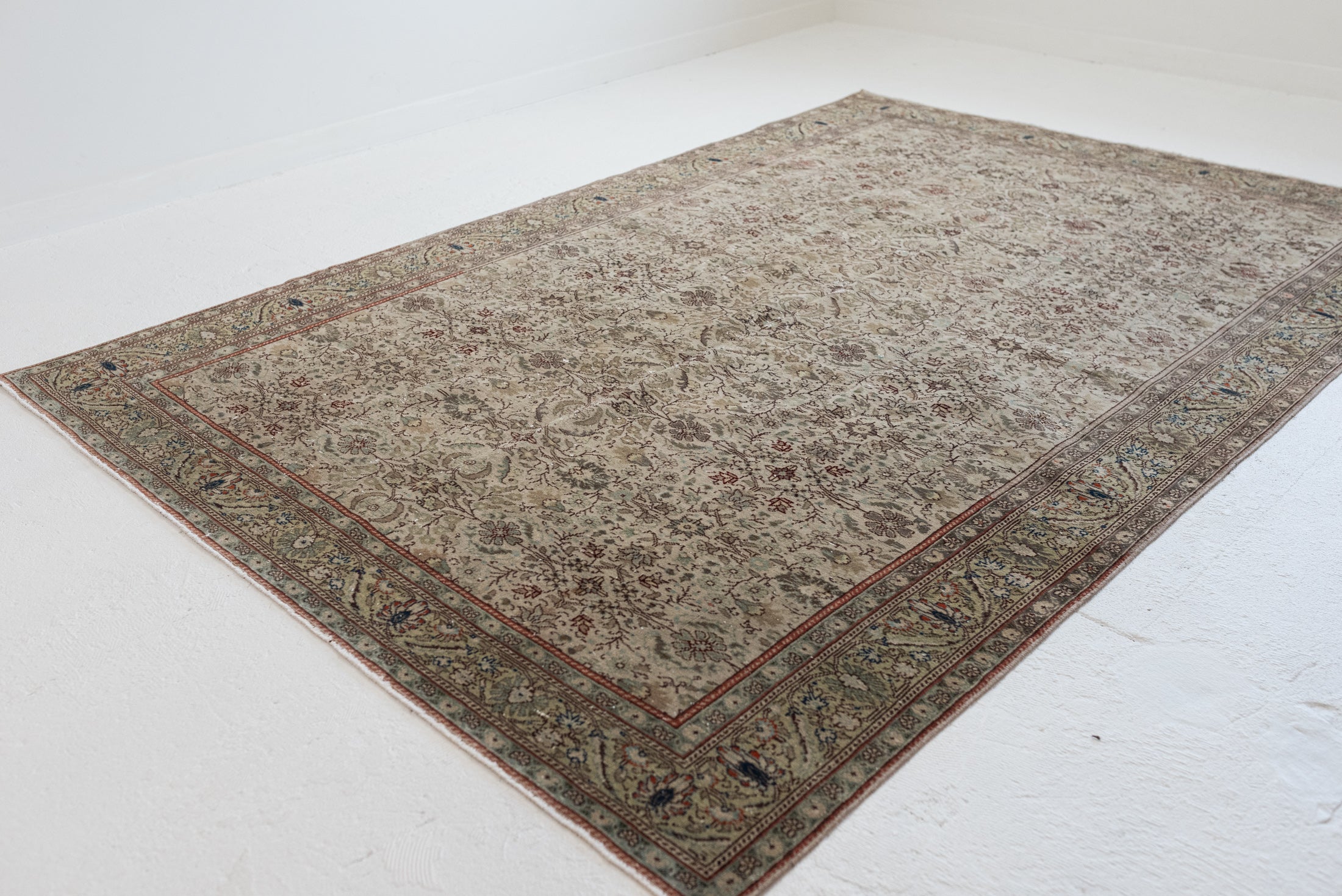 6&#39;4 x 9&#39;3 | Sage Green Large Vintage Rug | C-2943