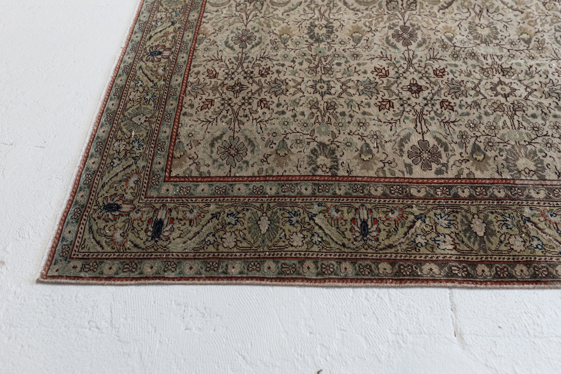 6&#39;4 x 9&#39;3 | Sage Green Large Vintage Rug | C-2943