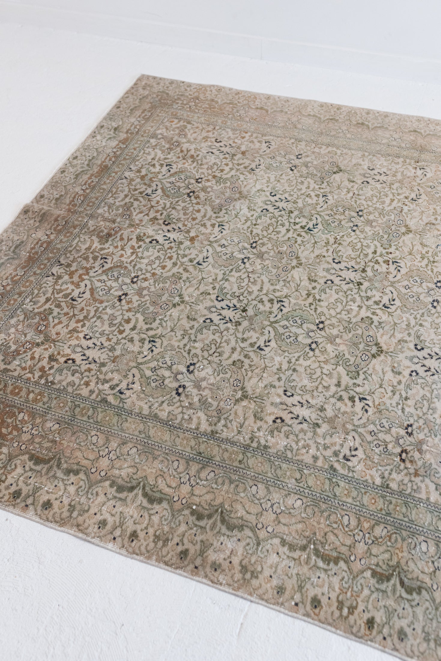 6&#39;5 x 9&#39;7 | Beautiful Sage Vintage Rug | B-2937