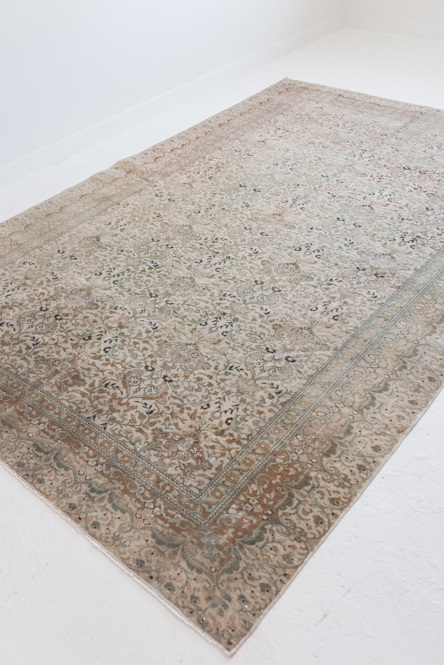 6&#39;5 x 9&#39;7 | Beautiful Sage Vintage Rug | B-2937