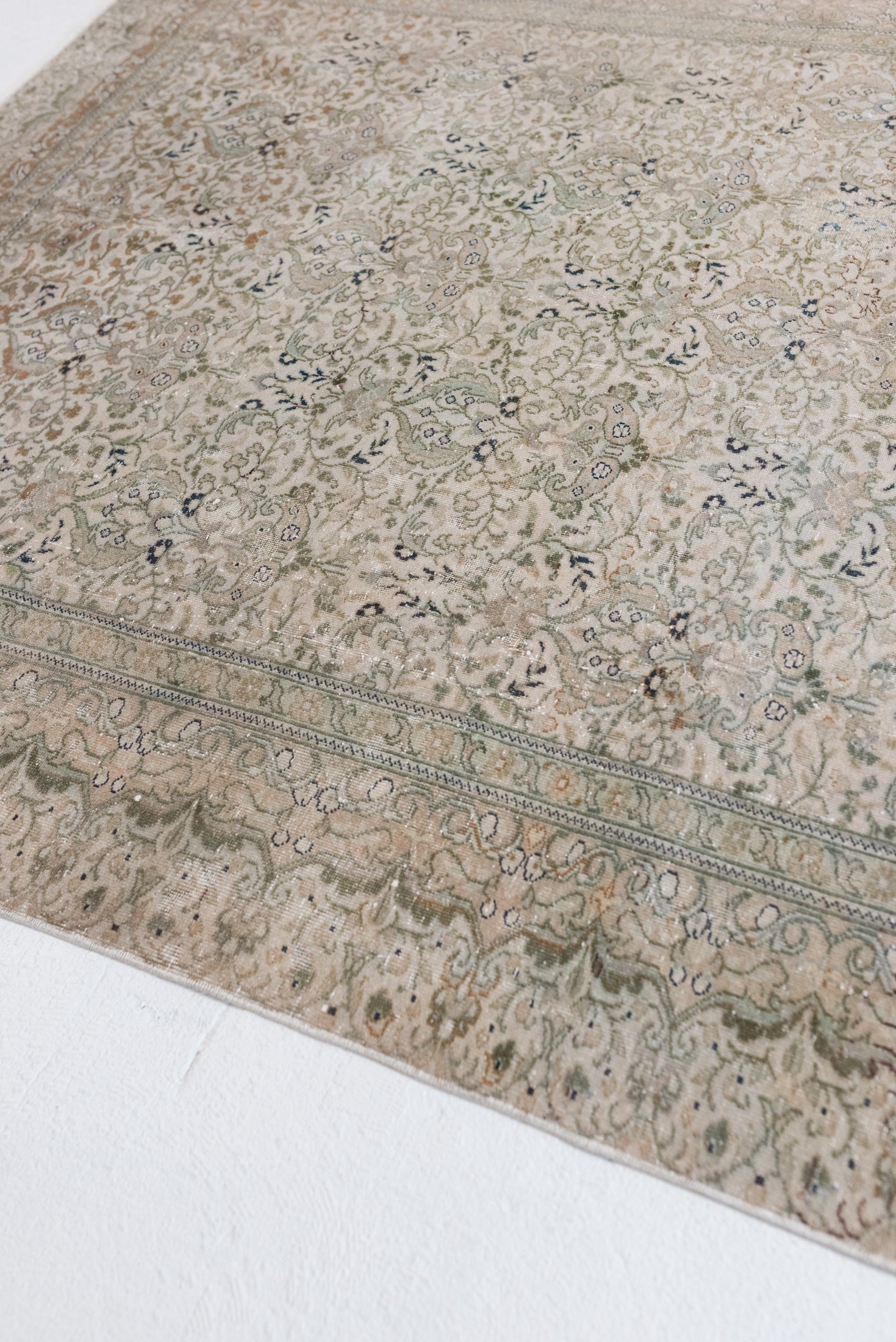 6&#39;5 x 9&#39;7 | Beautiful Sage Vintage Rug | B-2937