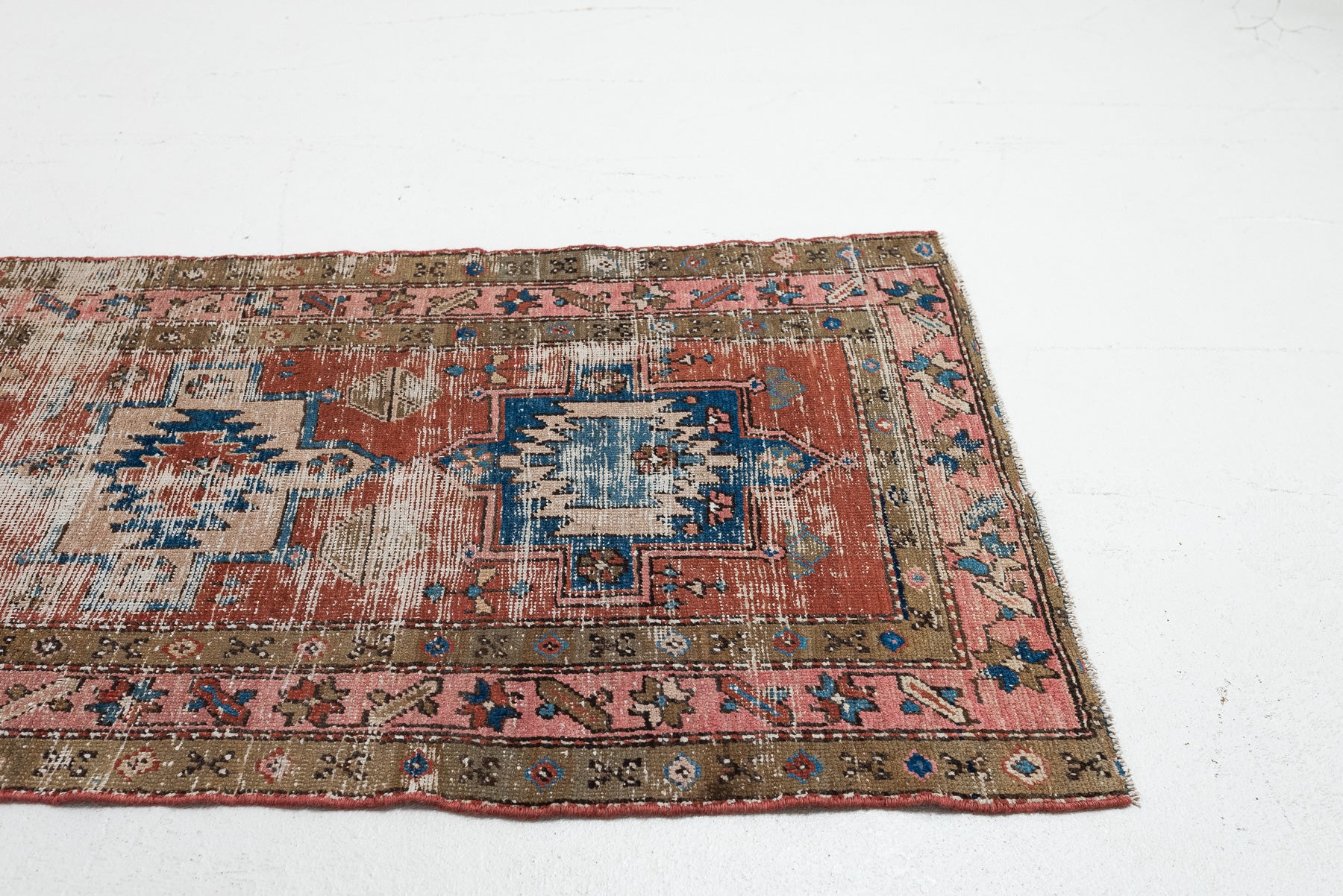 2&#39;9 x 7&#39; | Distressed Karaje Runner | CE-R-2448