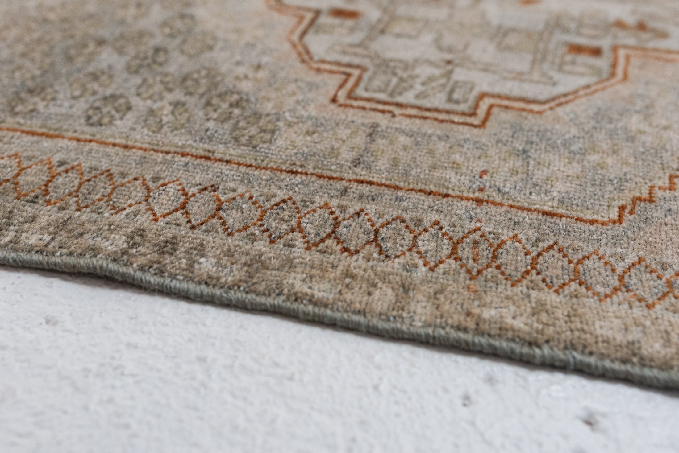 2&#39;8 x 3&#39;9 | Small Vintage Rug | W-3046