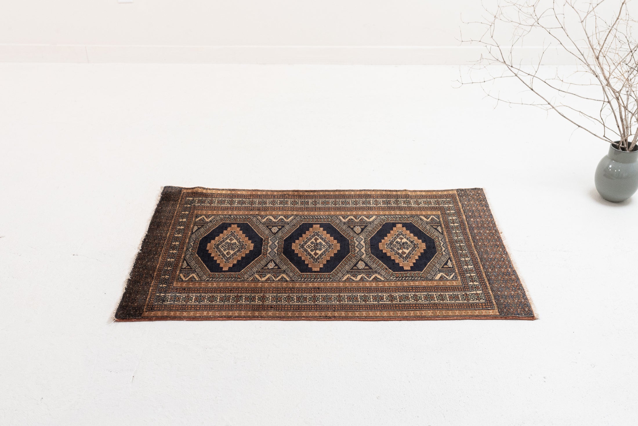 2&#39;5 x 4&#39;0 | Small Vintage Rug | W-3037