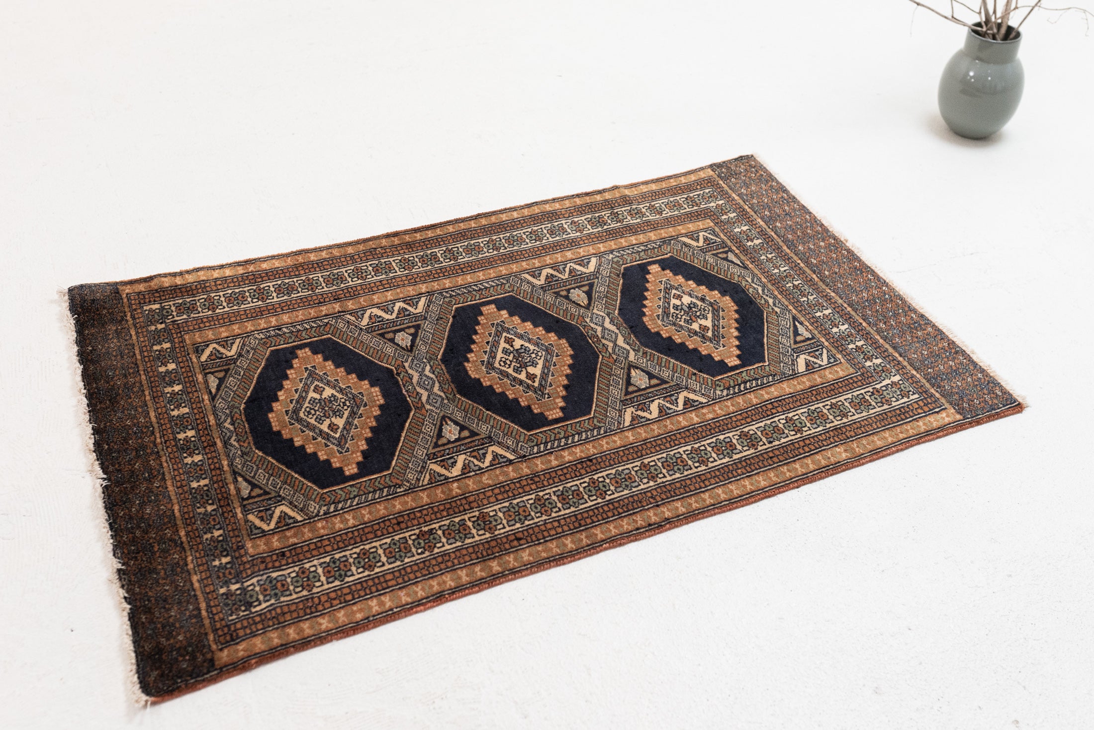 2&#39;5 x 4&#39;0 | Small Vintage Rug | W-3037