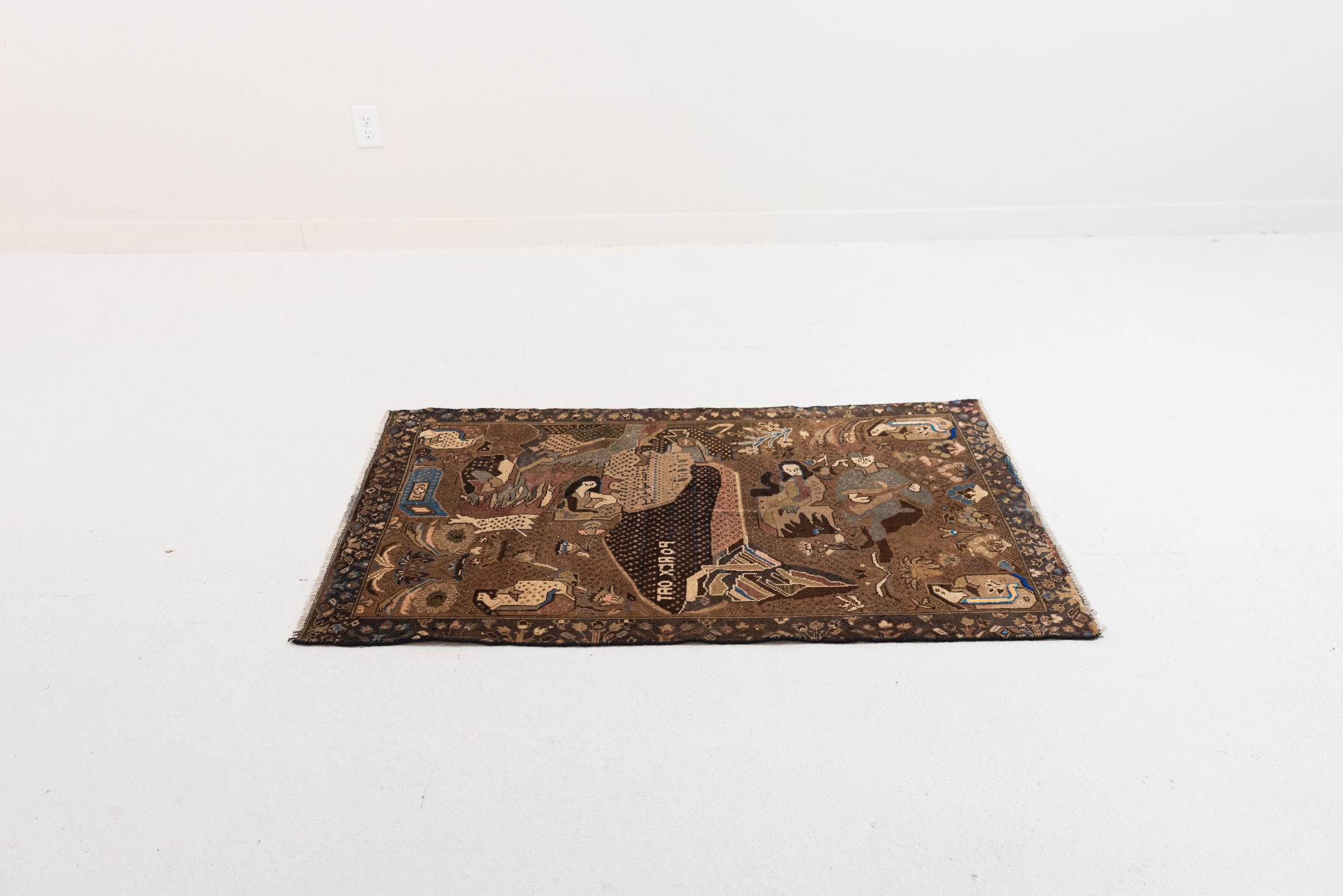 2&#39;10 x 4&#39;5 | Small Vintage Story Rug | W-3007