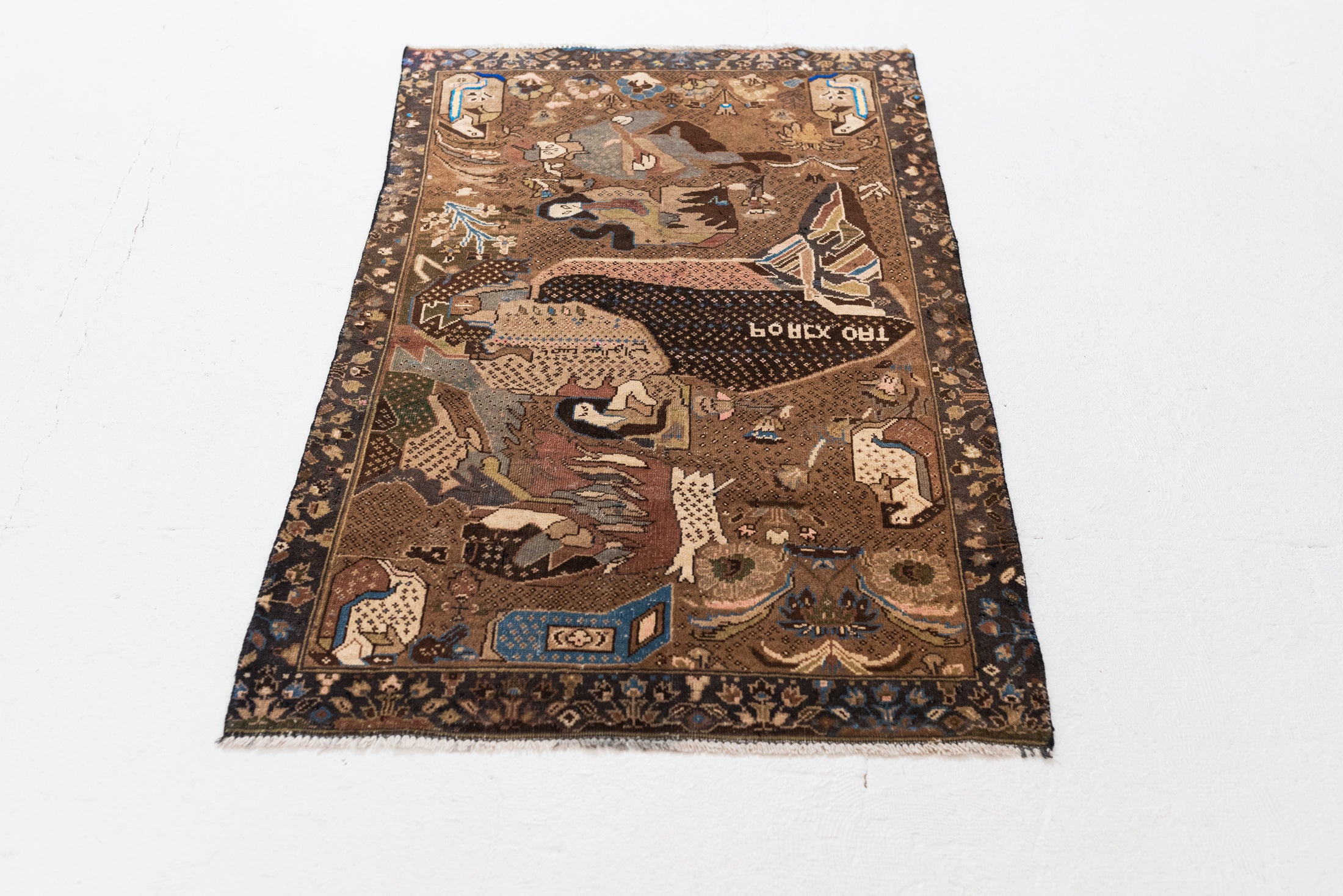 2&#39;10 x 4&#39;5 | Small Vintage Story Rug | W-3007