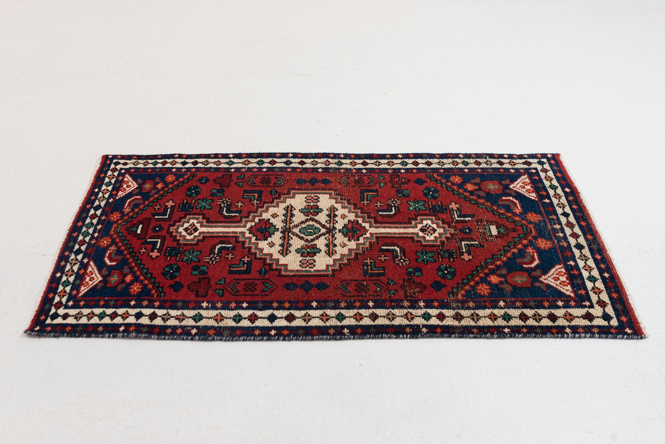 2&#39;5 x 4&#39;8 | Small Vintage Rug | W-2998