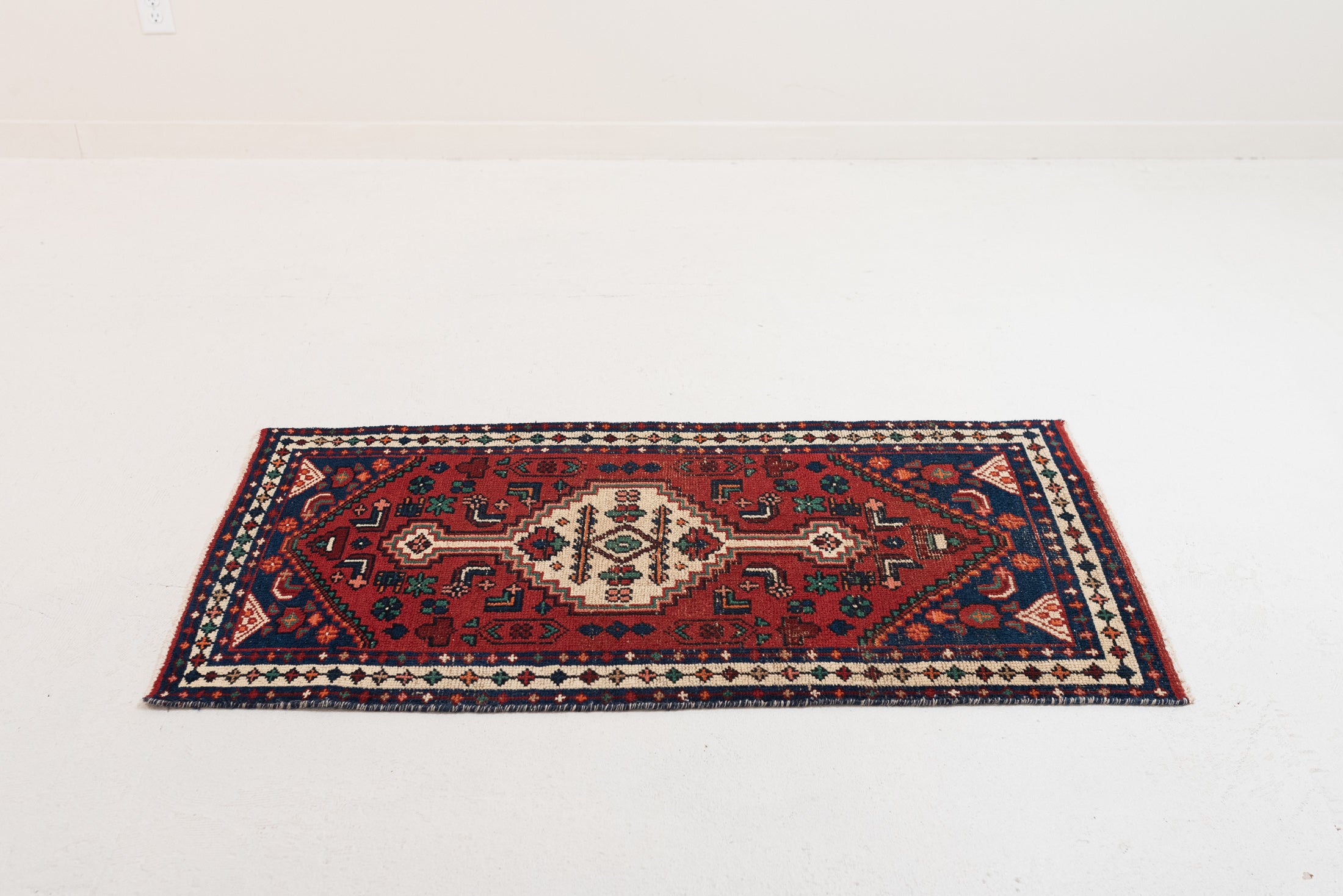 2&#39;5 x 4&#39;8 | Small Vintage Rug | W-2998