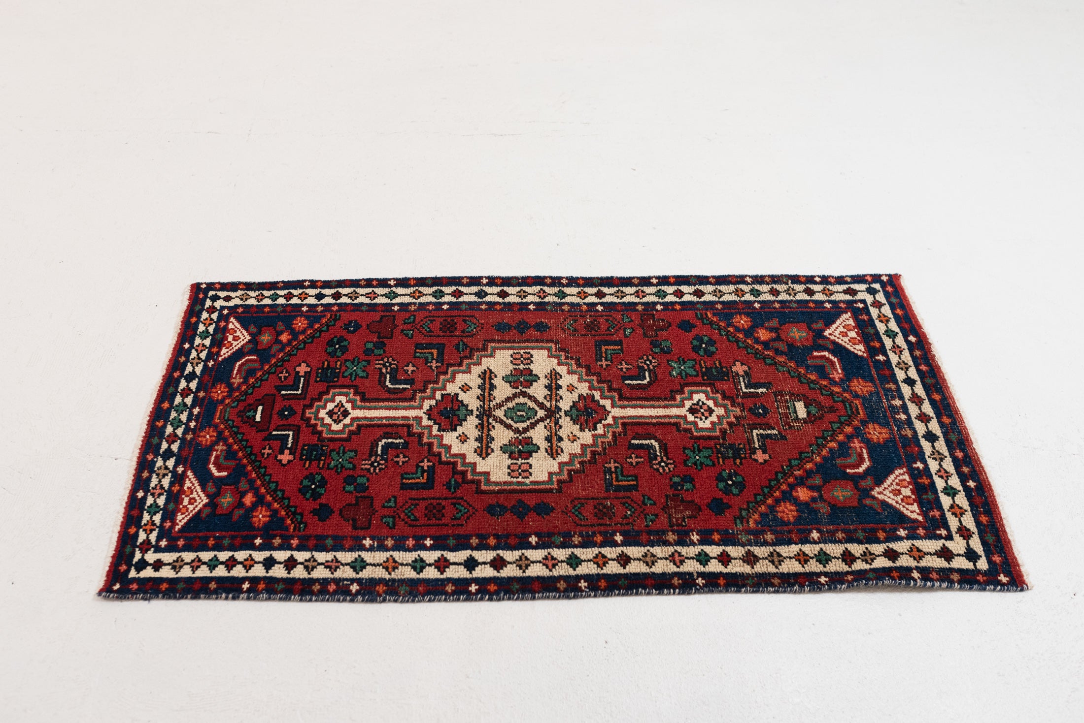 2&#39;5 x 4&#39;8 | Small Vintage Rug | W-2998