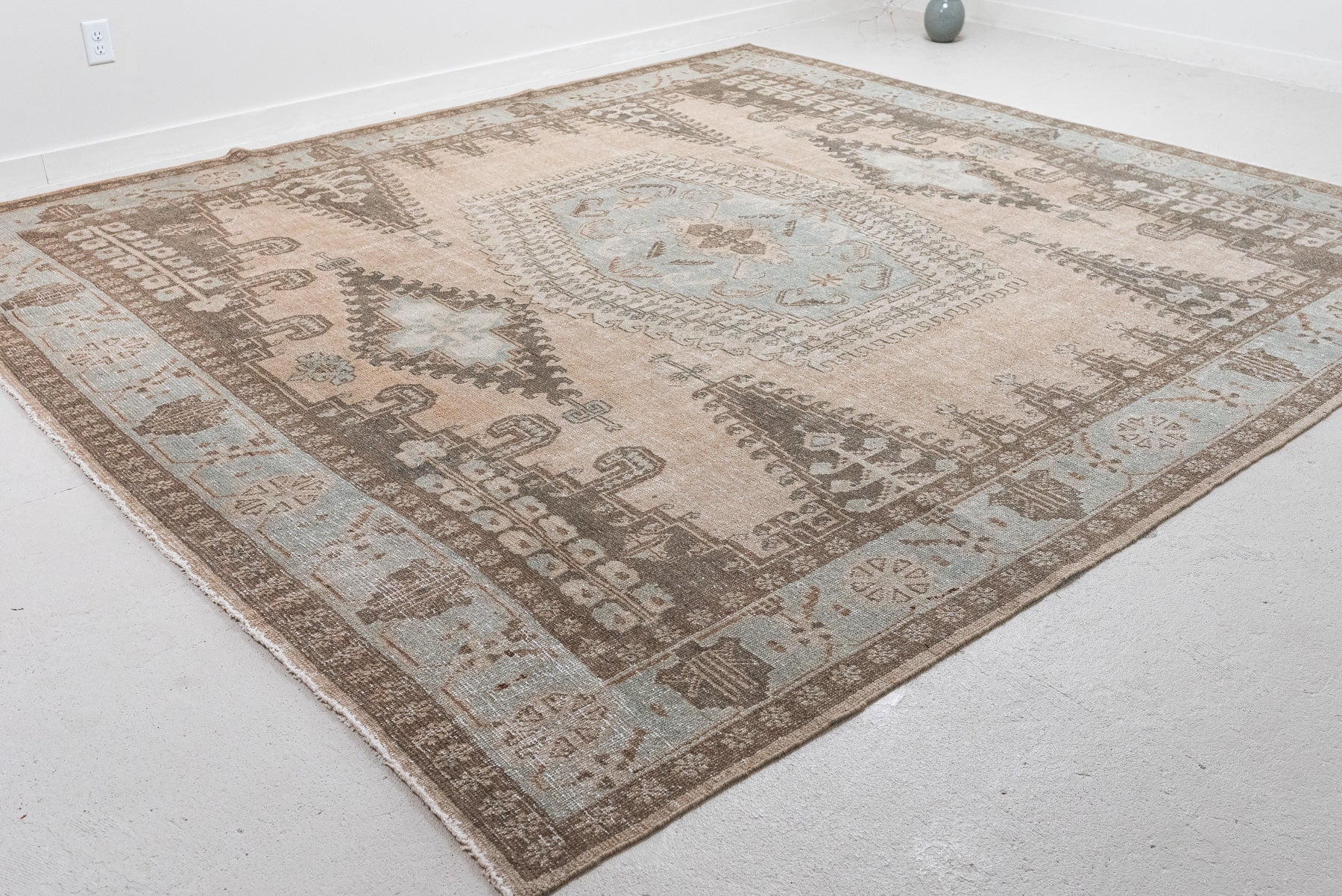 9&#39;10 x 10&#39;7 | 1940s Square Vintage Rug | CE-L-2522