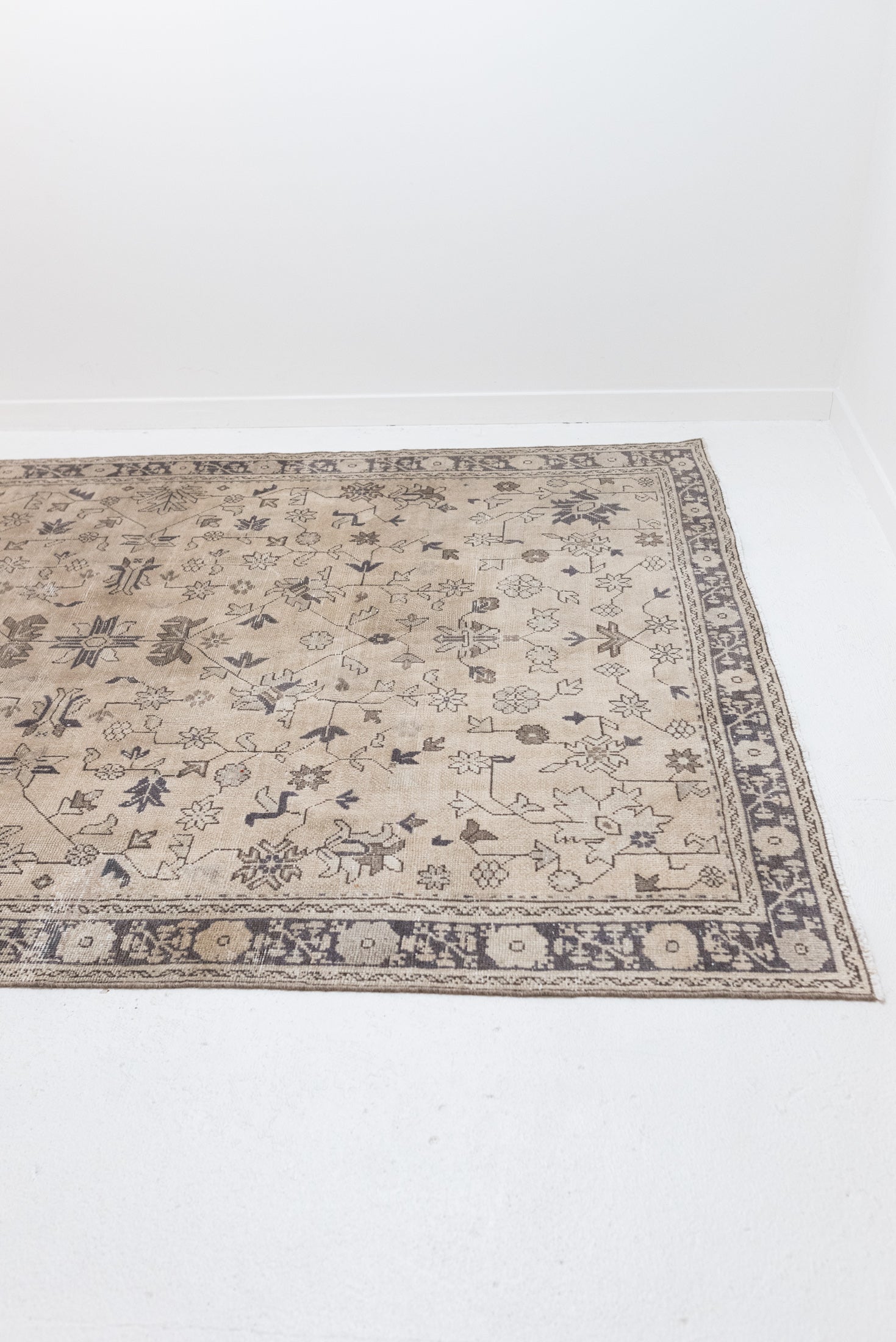 6&#39;10 x 9&#39;10 | Large Neutral Vintage Rug | V-3063