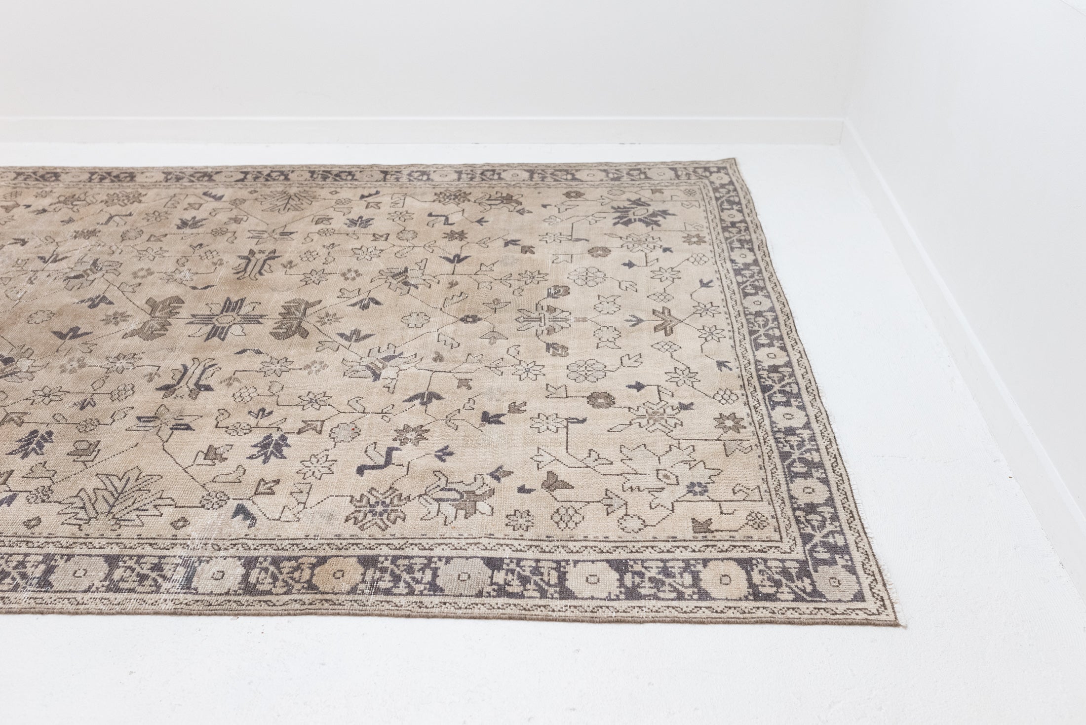 6&#39;10 x 9&#39;10 | Large Neutral Vintage Rug | V-3063