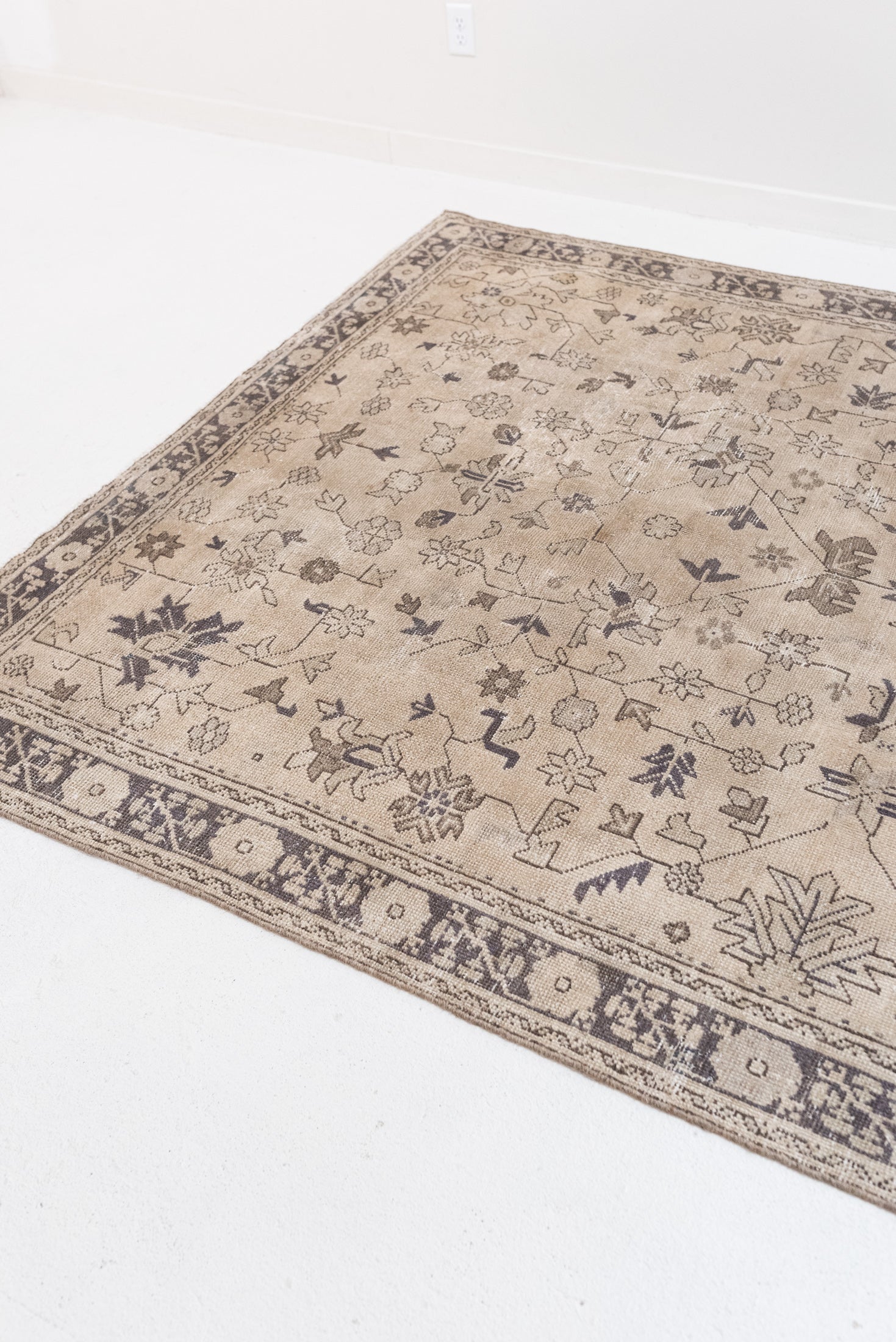 6&#39;10 x 9&#39;10 | Large Neutral Vintage Rug | V-3063