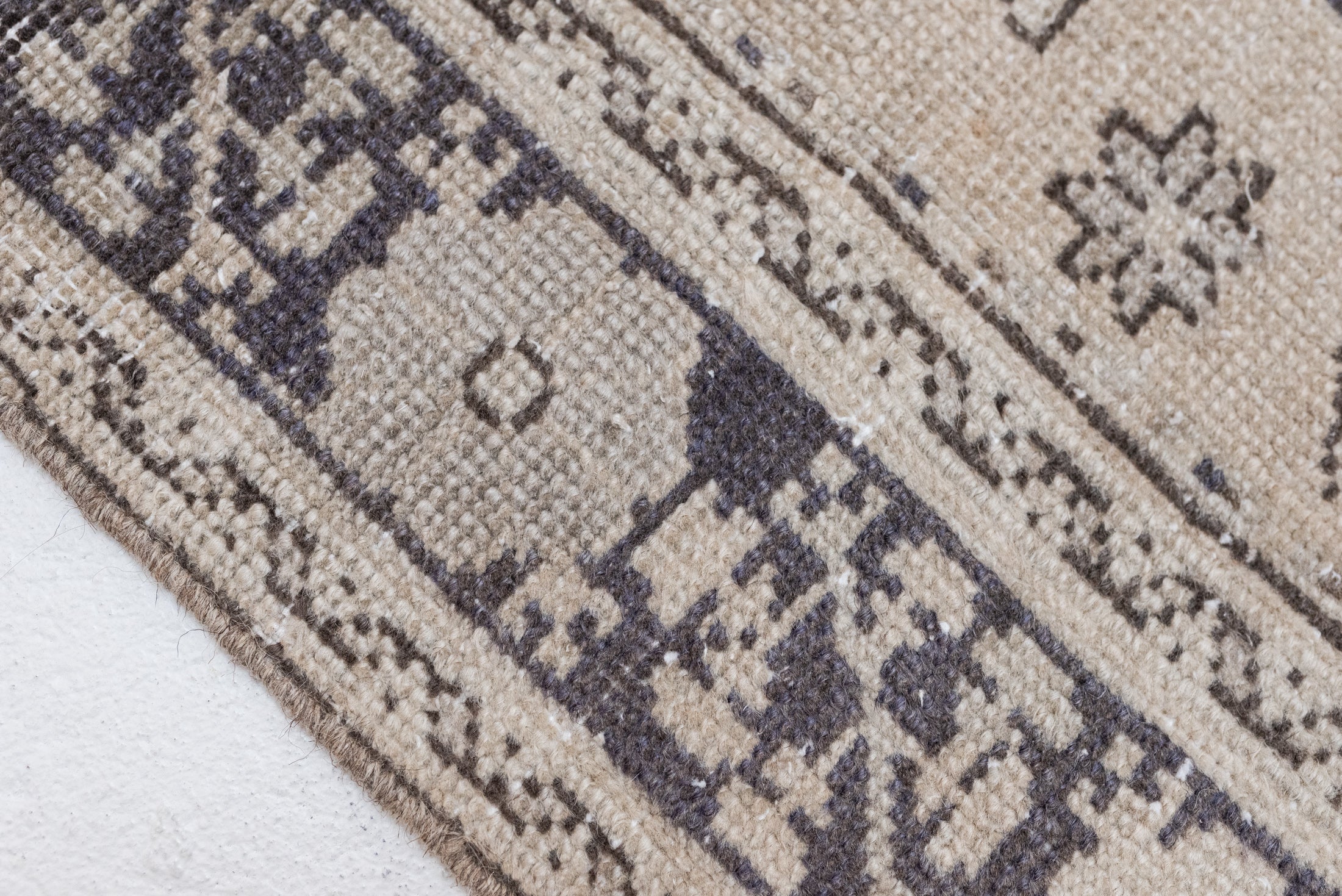 6&#39;10 x 9&#39;10 | Large Neutral Vintage Rug | V-3063